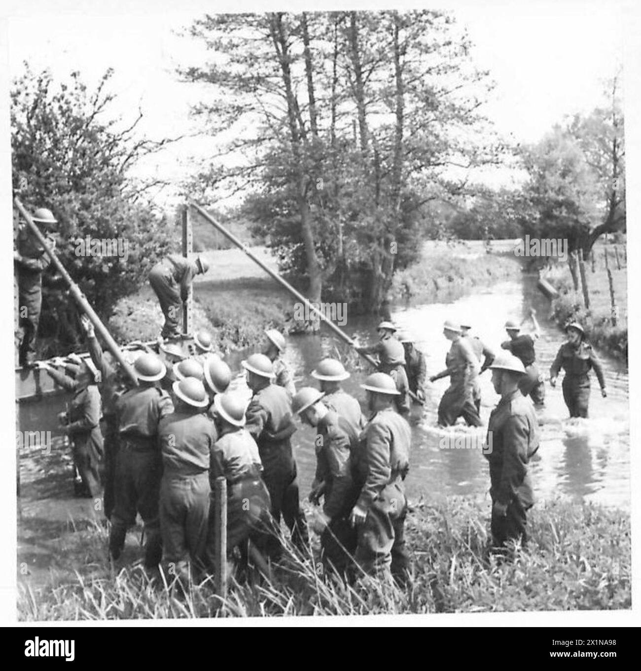 I Royal Engineers costruiscono un ponte temporaneo su un fiume mentre i corrispondenti di guerra scozzesi osservano, lavorando in acqua senza guadi. Foto Stock