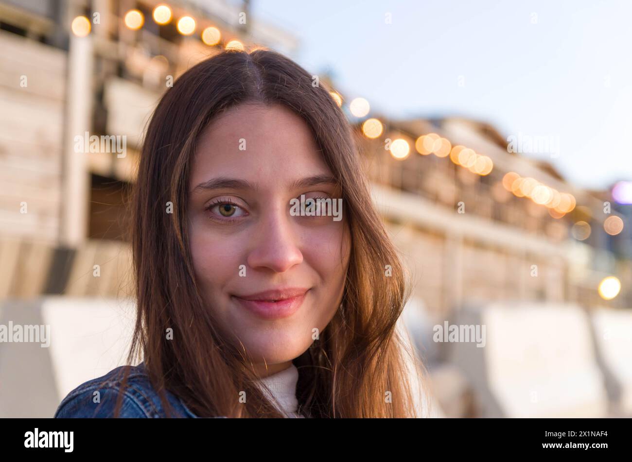 Bella giovane donna che guarda sul lato della spiaggia uruguaiana. Foto Stock
