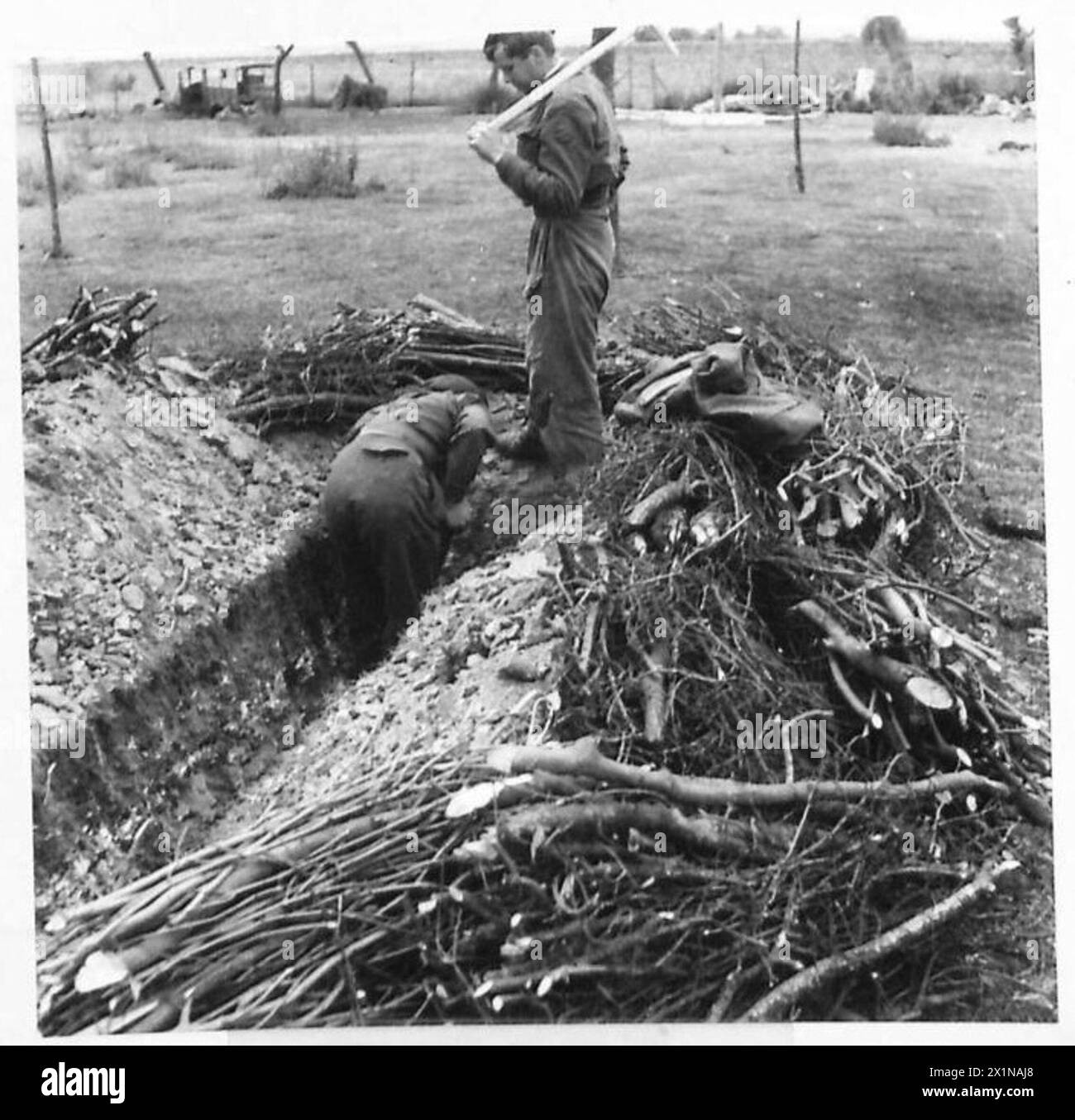 Gli uomini del No. 3 Commando, 1st Special Service Brigade, scavarono a la Haute Ecarde all'estremità occidentale della DZ 'N' tra Ranville e Sallenelles dopo essersi collegati con il 6th Airborne il 6 giugno 1944, British Army. Foto Stock