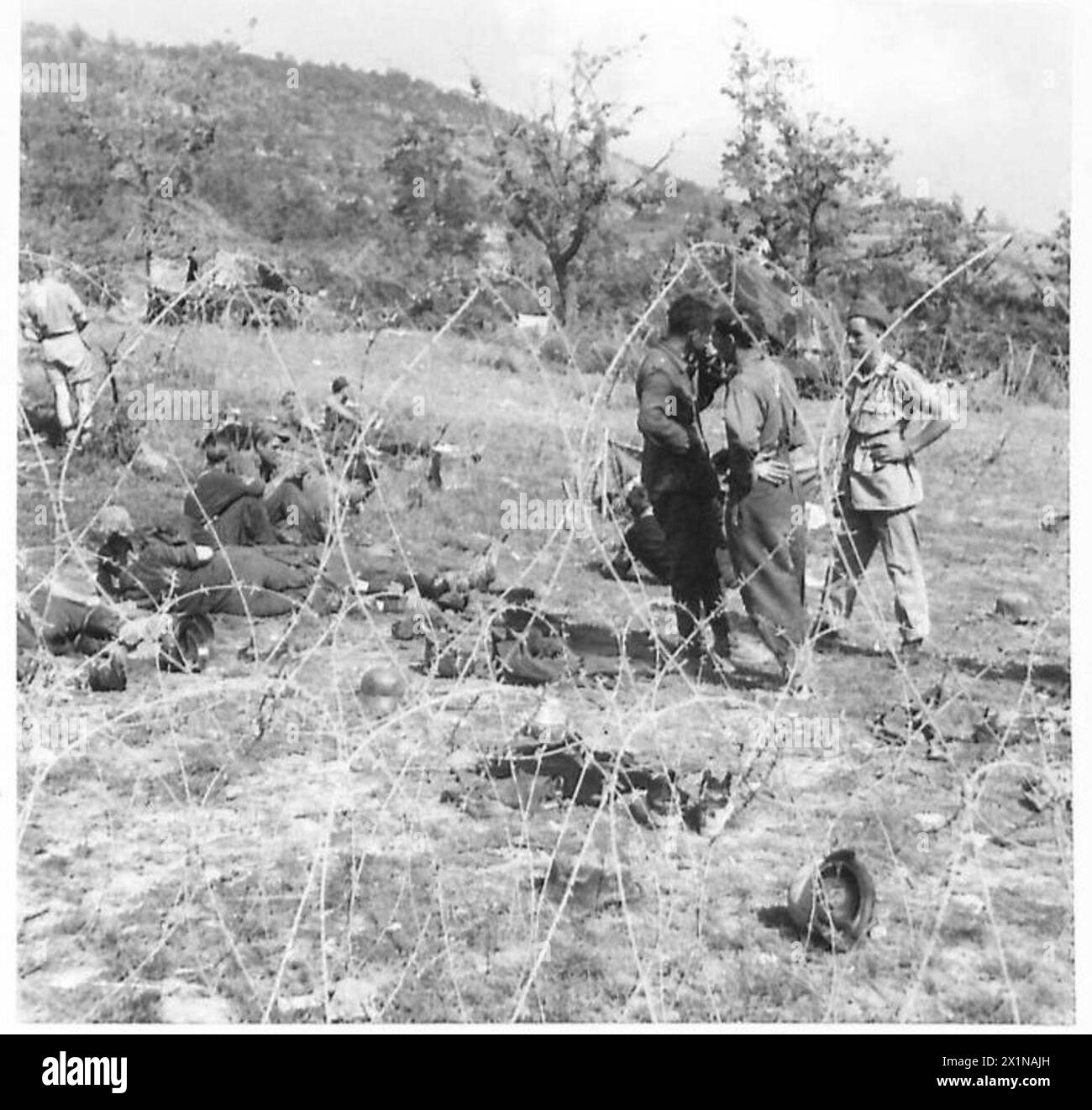 L'8 Divisione indiana cattura i prigionieri tedeschi durante l'avanzata attraverso il fiume Gari in Italia, documentando i soldati, l'attraversamento del fiume e le operazioni militari. Foto Stock