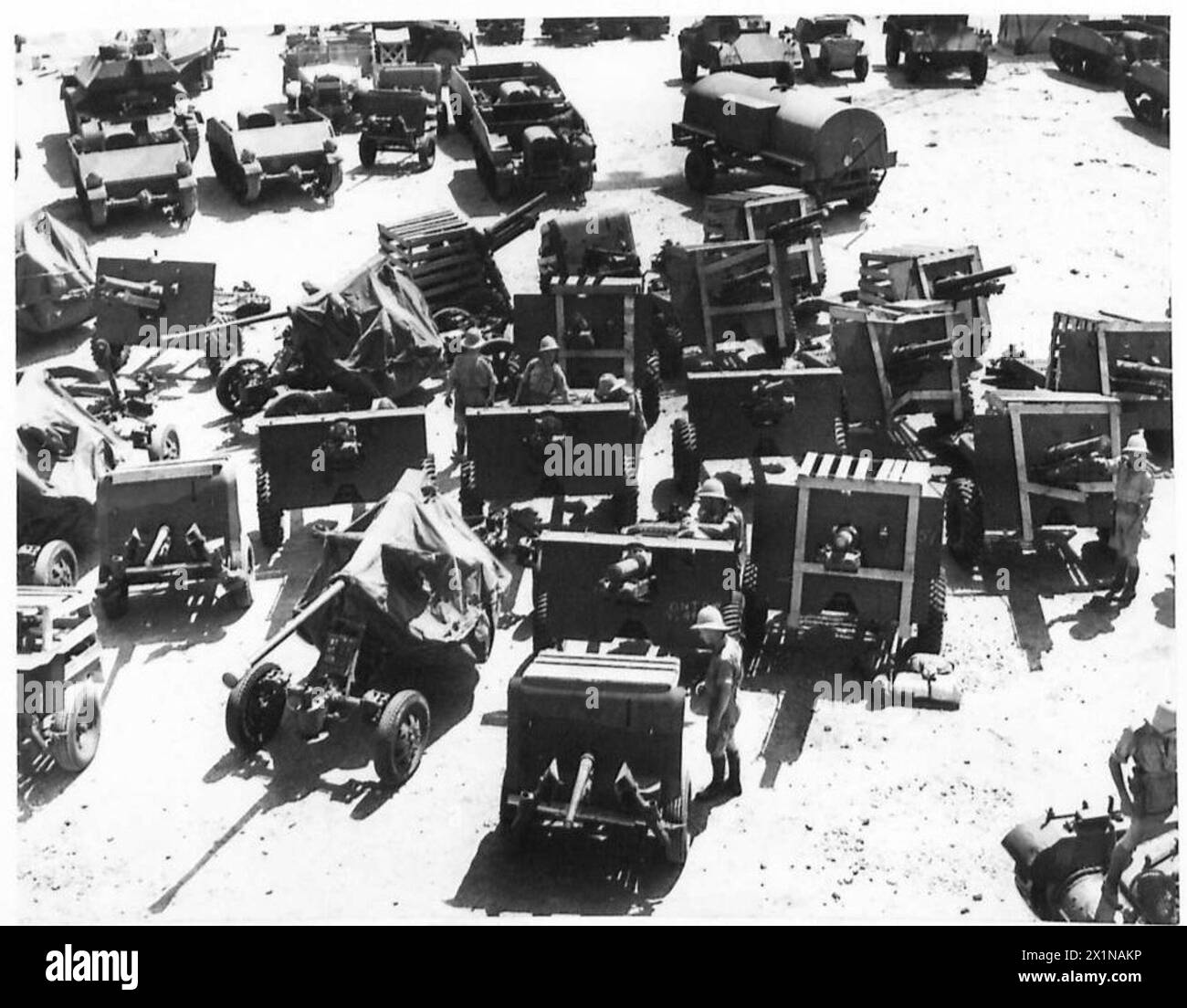 I cannoni sono posizionati sulla banchina in Egitto dopo essere stati scaricati come parte della consegna di nuove attrezzature, British Army. Foto Stock