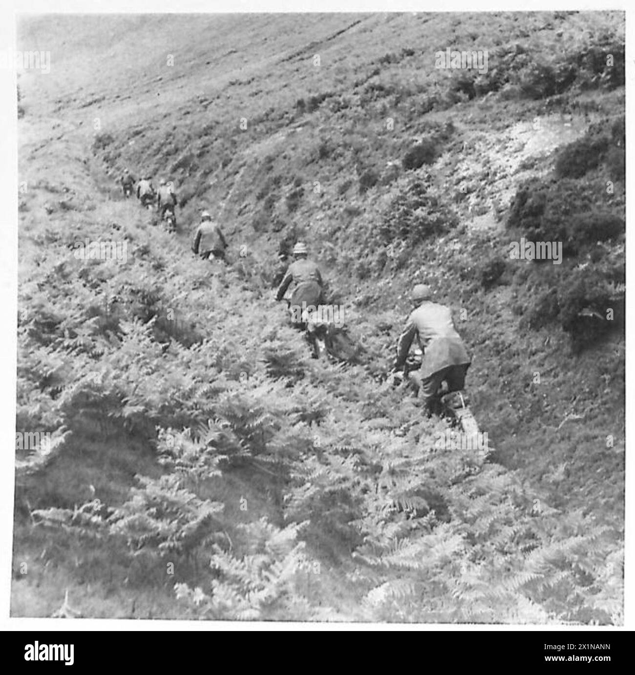 I piloti della Royal Artillery dell'esercito britannico sono addestrati a manovrare veicoli da trasporto pesanti su terreni difficili e a gestire motociclette, con esercitazioni che includono la guida su calanchi per sviluppare il controllo e le abilità operative. Foto Stock