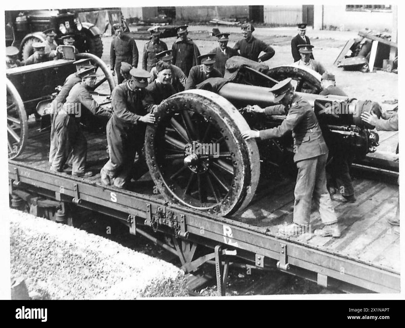 Un Howitzer è posizionato su un camion ferroviario durante le esercitazioni della Royal Artillery a Lark Kill, dimostrando la mobilità dell'artiglieria e le operazioni sul campo, British Army. Foto Stock