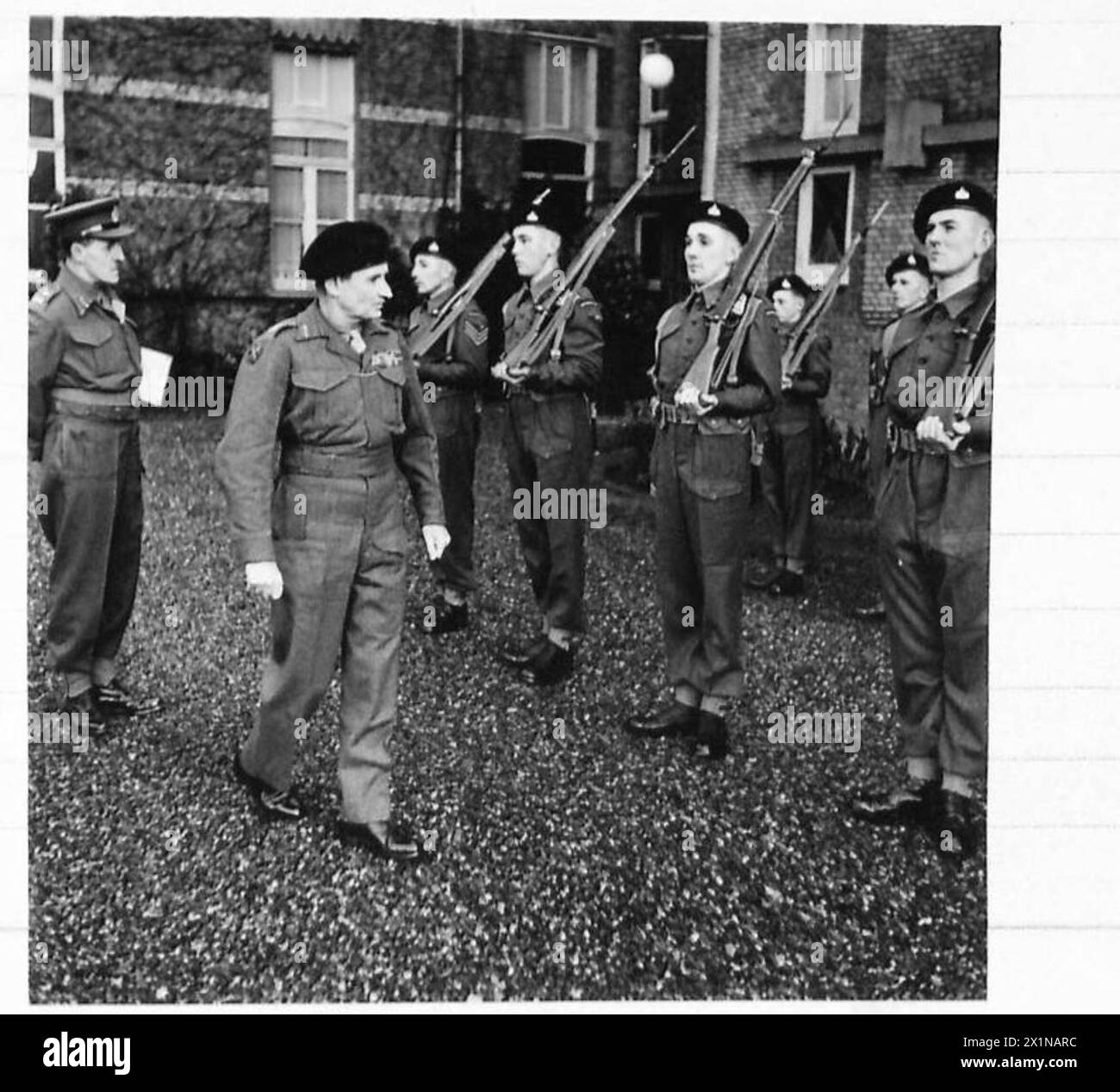 Il feldmaresciallo Montgomery ispeziona la Guardia d'Onore durante l'investitura della 4th Armoured Brigade a Weert, in Olanda, in rappresentanza dell'esercito britannico, 21st Army Group. Foto Stock