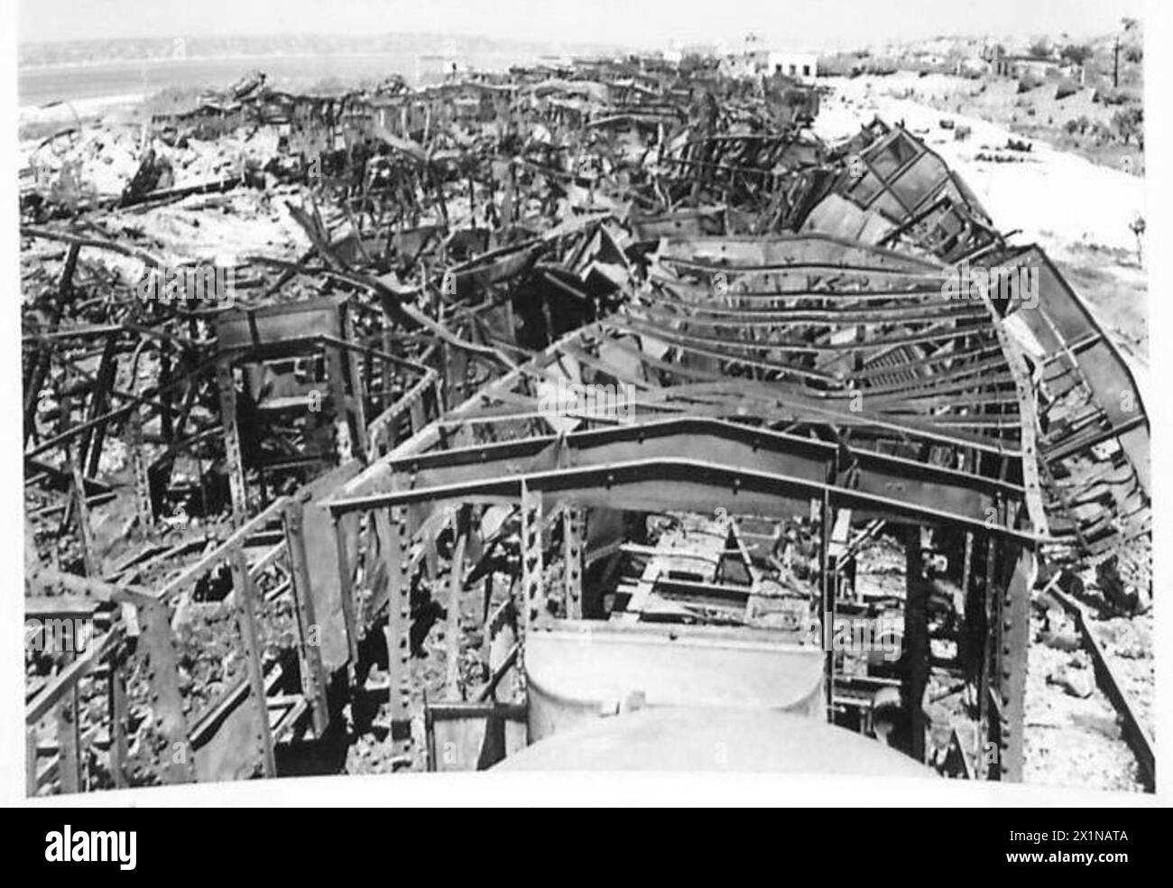 INVASIONE DELL'ITALIA - prove dei ripetuti attacchi della RAF alle ferrovie italiane e ai rifornimenti mostrati in queste foto scattate a Villa S. Giovanni, dove masse di rottami ferroviari si estendono per quasi due miglia, centinaia di carrozze ferroviarie furono distrutte in questa zona, British Army Foto Stock