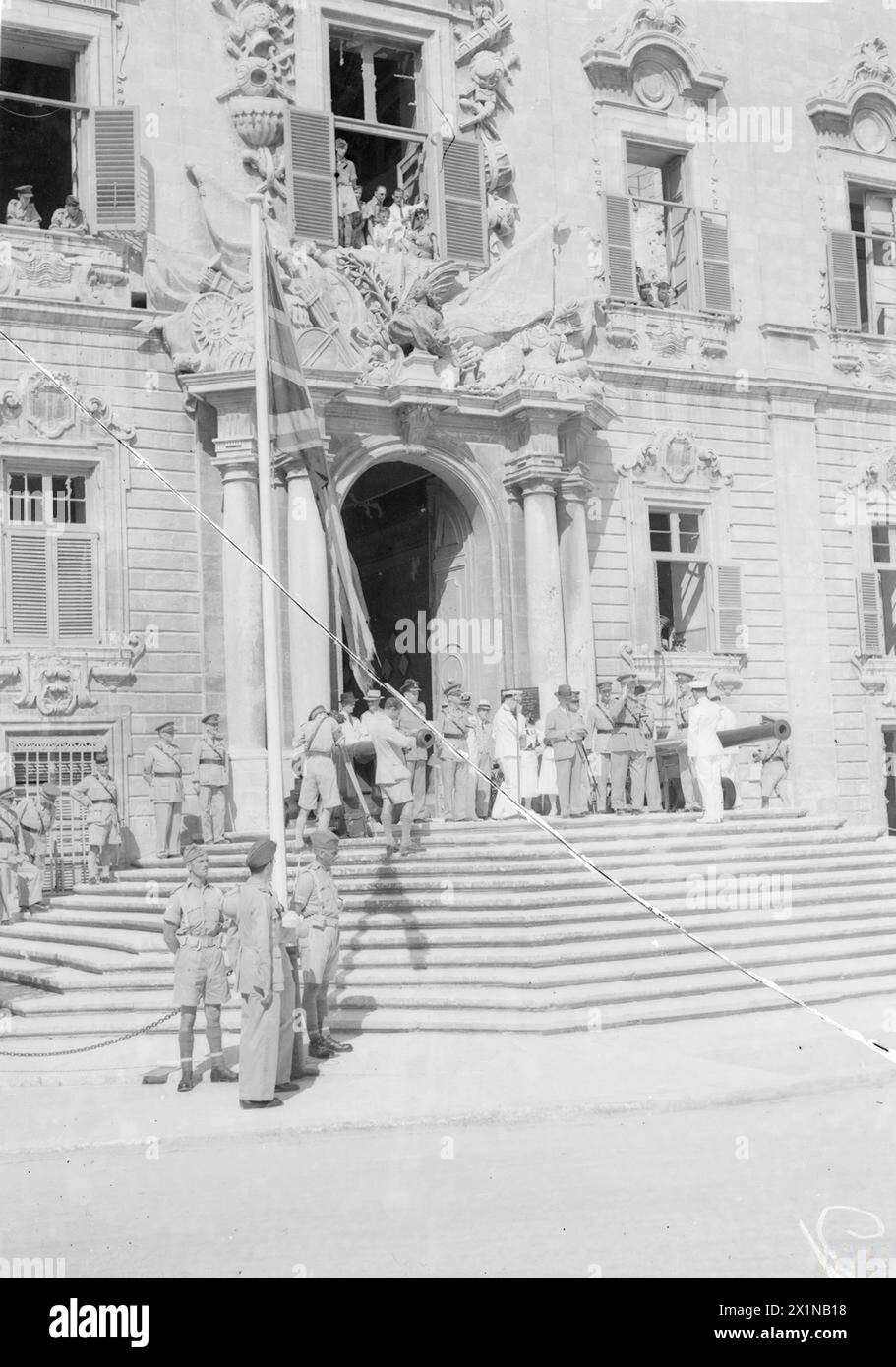 Il governatore di Malta Lord Gort presenta un bar alla George Medal al tenente E.D. Wool RNVR, 10 luglio 1942. Foto Stock
