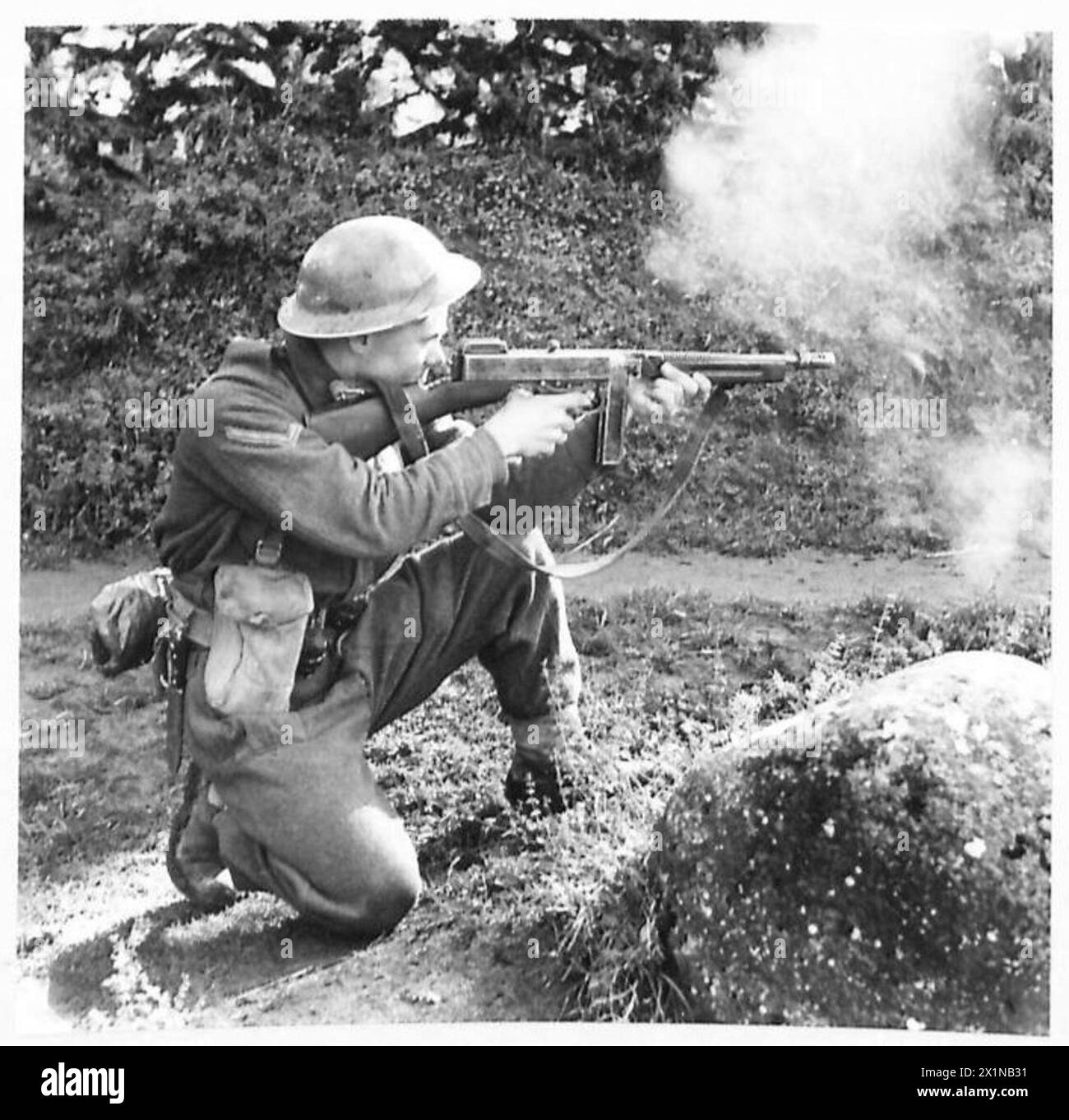L/Cpl. P. Finnegan spara una carabina Thompson durante una pattuglia di battaglia con la Quinta Armata in Italia, British Army. Foto Stock