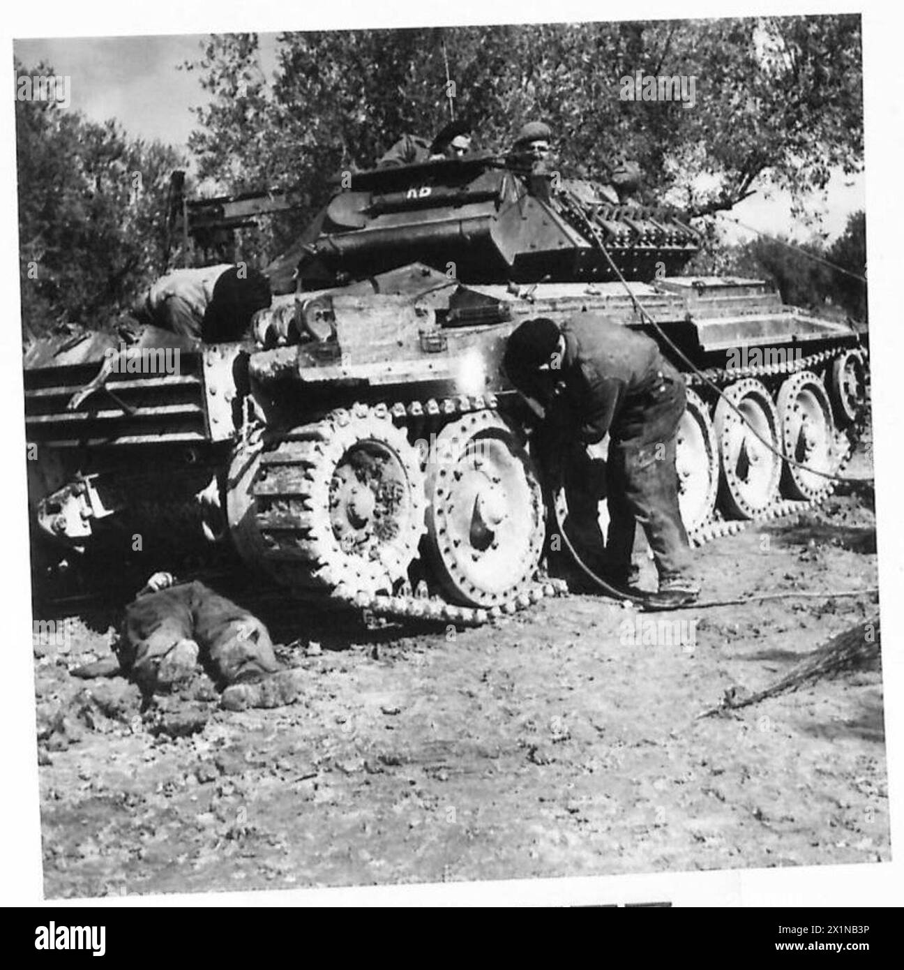 I Royal Electrical and Mechanical Engineers stanno revisionando un carro armato crociato in Tunisia, eseguendo operazioni di manutenzione e riparazione. Foto Stock