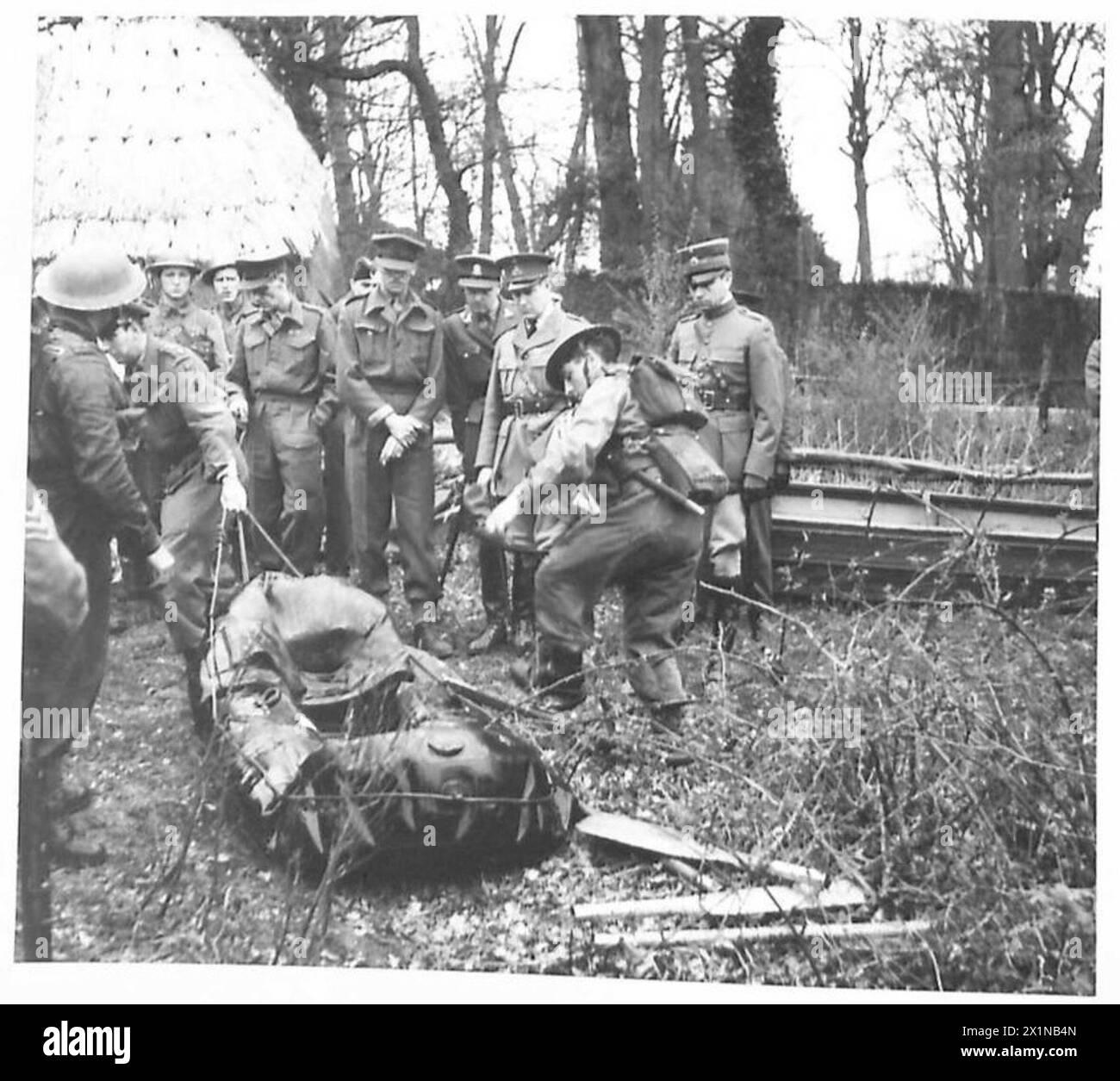 L'addetto militare svedese osserva il personale dell'esercito britannico che dimostra l'uso di mezzi d'assalto in una scuola di battaglia. Foto Stock