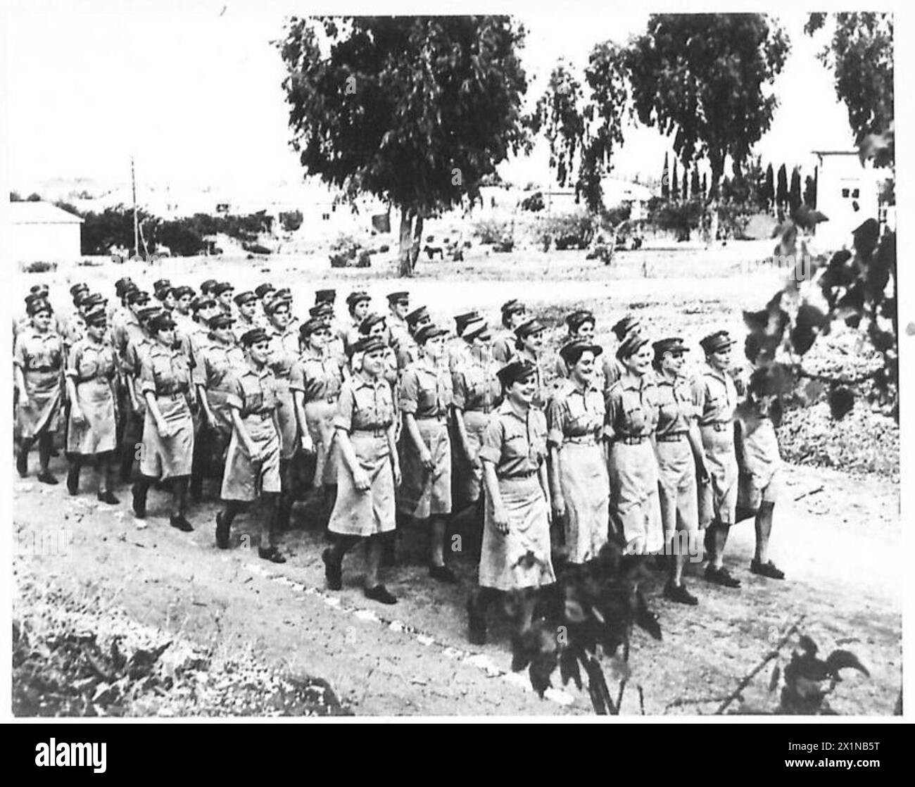 I membri dei servizi ausiliari delle donne polacche partecipano a un passato di marzo in Medio Oriente nel periodo 1942-1943. Erano ex prigionieri Gulag che contribuivano allo sforzo bellico alleato. Foto Stock