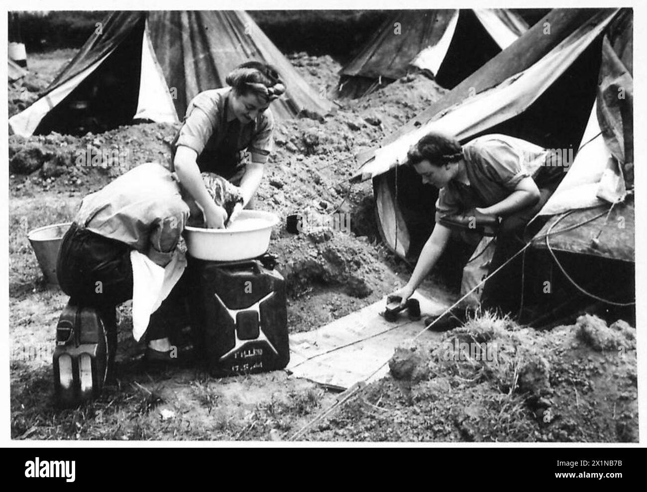 SERVIZI FEMMINILI IN NORMANDIA - tempo di pulizia in campo, British Army, 21st Army Group Foto Stock