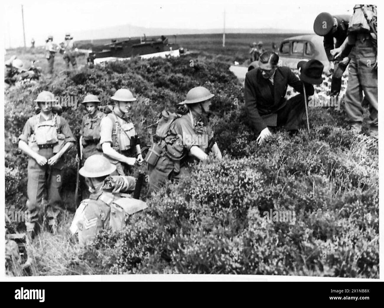 Il signor Eden parla ai soldati dell'8th Royal Warwickshire Regiment durante la sua visita alle aree di difesa e addestramento, British Army. Foto Stock