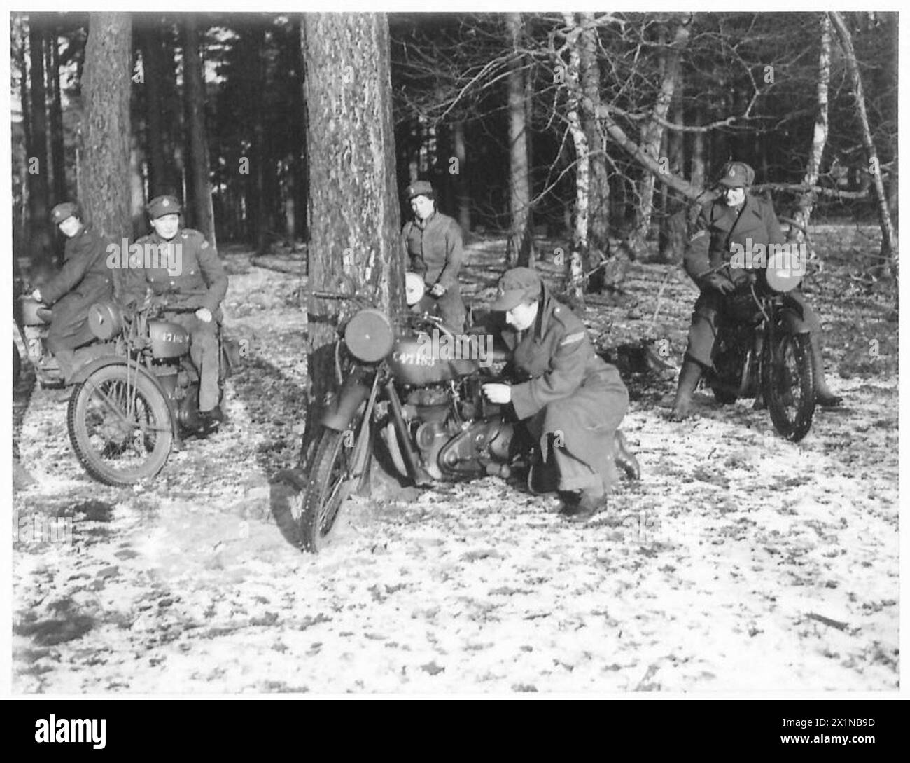 I membri del servizio territoriale ausiliario sono addestrati a maneggiare motociclette indossando tute riparabili in una scuola guida. Foto Stock