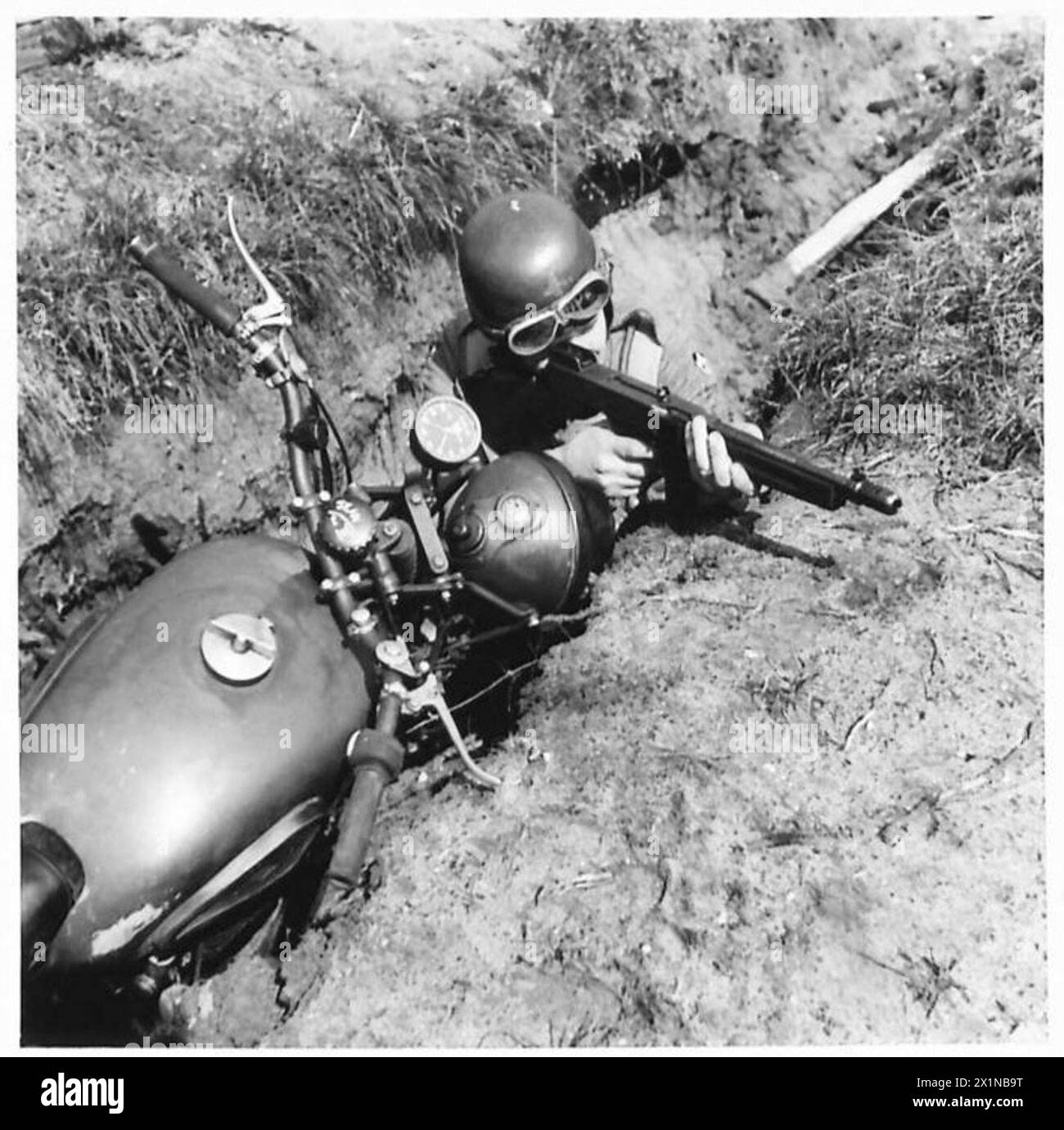 Gli uomini della polizia speciale assegnati ai carri armati sono addestrati in imbarcazioni da campo per nascondere motociclette e ingaggiare forze nemiche durante le operazioni dell'esercito britannico. Foto Stock