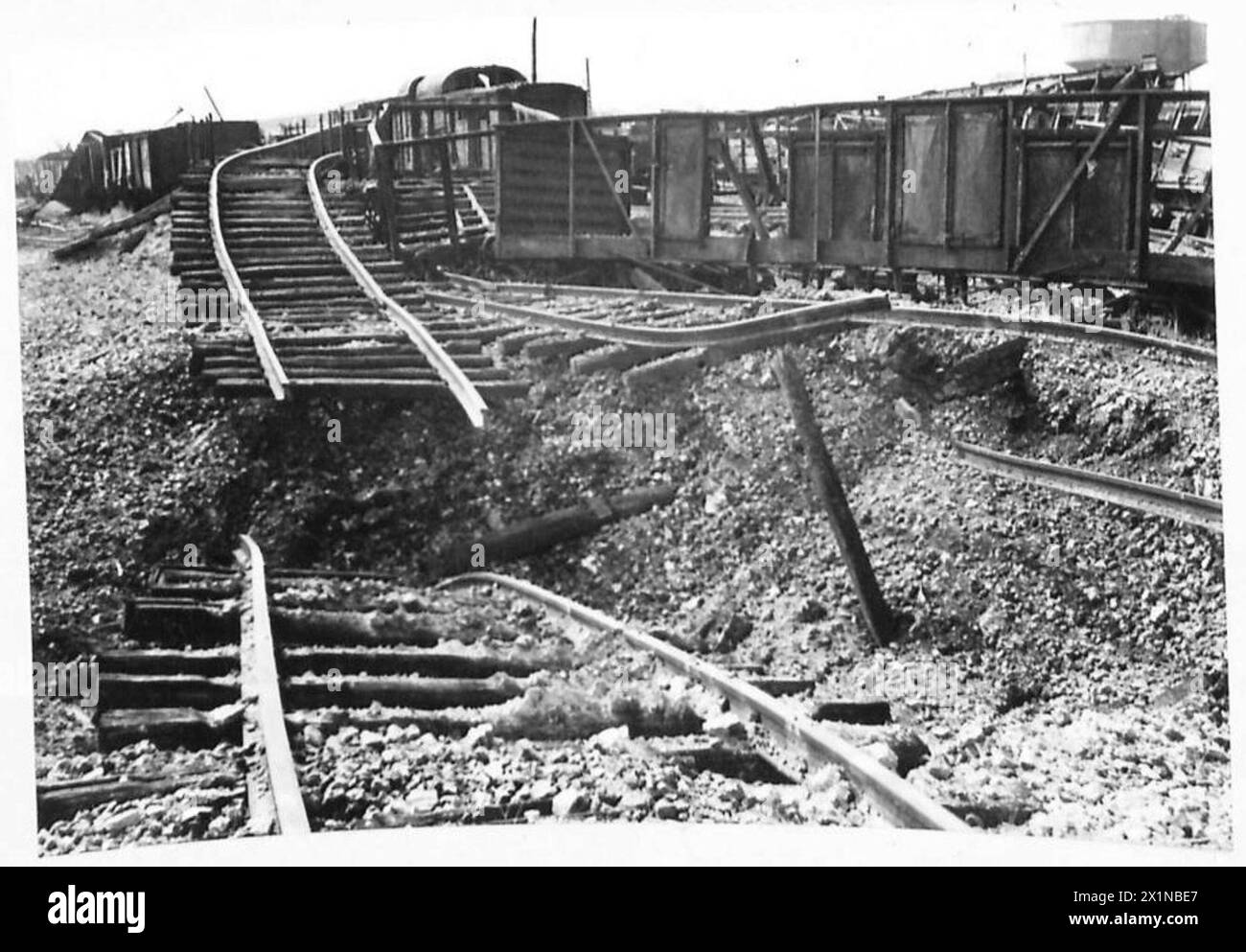 RIPARAZIONE DI DANNI DA BOMBE AL CENTRO FERROVIARIO DI CAEN - danni ai carri merci e via permanente nei cantieri merci, British Army, 21st Army Group Foto Stock