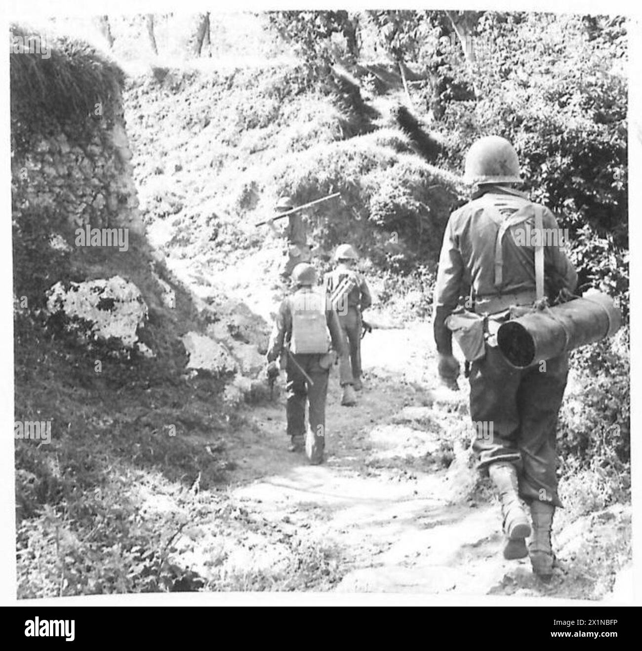 Una pattuglia della Quinta Armata avanza lungo uno stretto sentiero di montagna durante le operazioni in Italia, British Army. Foto Stock