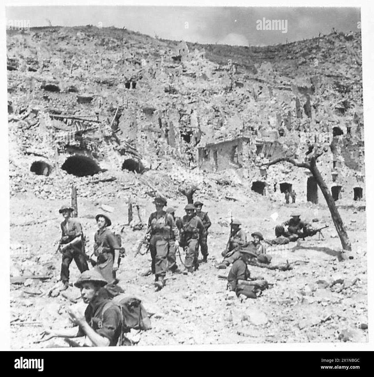 ITALIA: CATTURA DI CASSINO - uomini del 1/6 East Surreys che entrarono a Cassino dopo aver tagliato la Highway 6 alle spalle del nemico, British Army Foto Stock