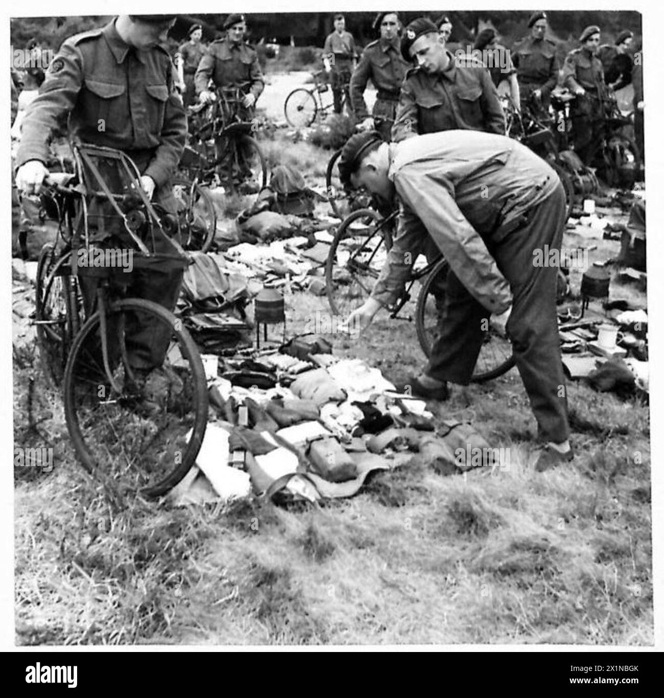 Commandos e ingegneri si preparano per un'invasione, mentre le truppe fanno controllare i loro esplosivi e kit di equipaggiamento dall'esercito britannico. Foto Stock