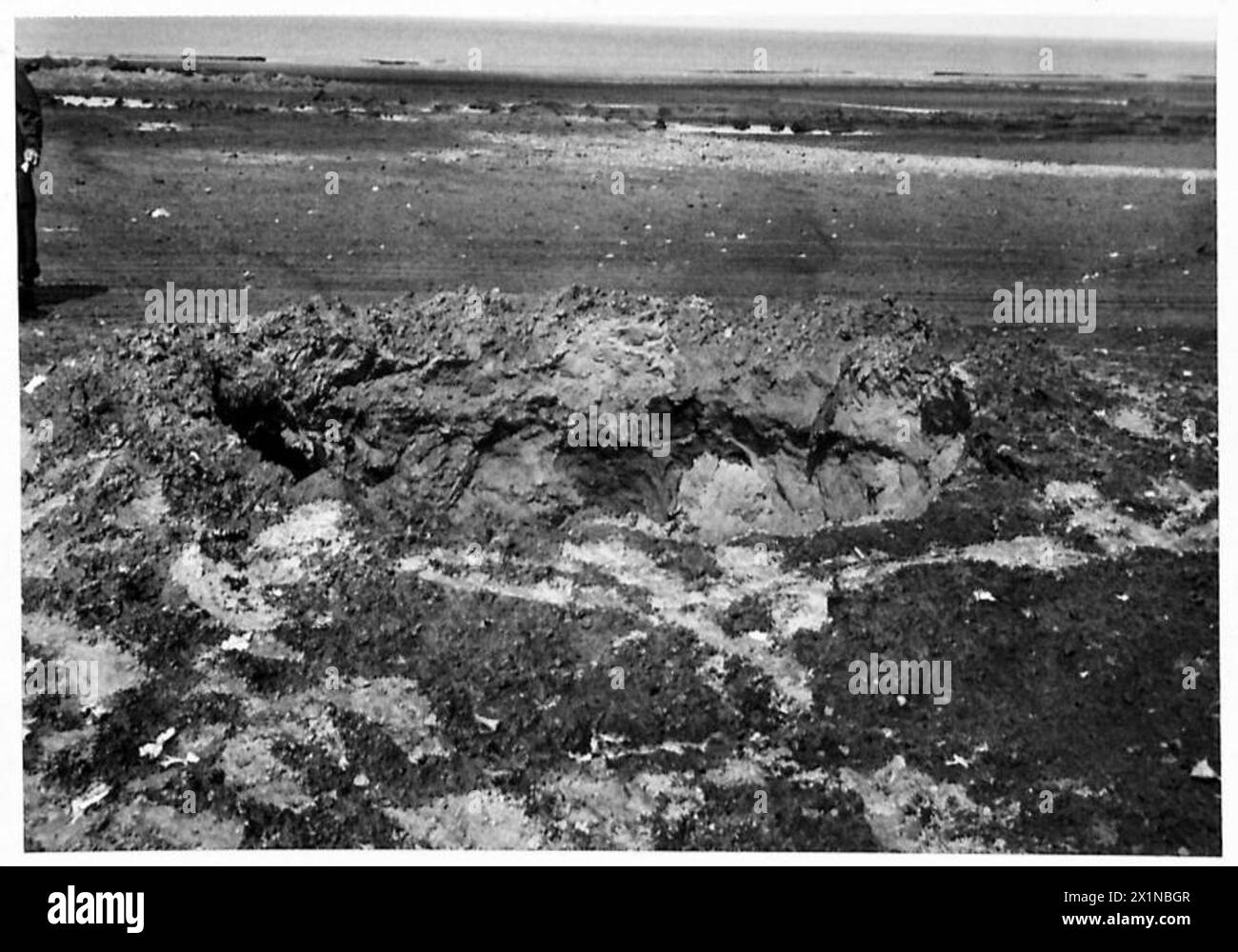 Una vista a tutta larghezza mostra i crateri creati da una bomba da 500 libbre con 1/10 secondi di fiocco e fusoliera, durante le operazioni della 79th Armoured Division, British Army. Foto Stock