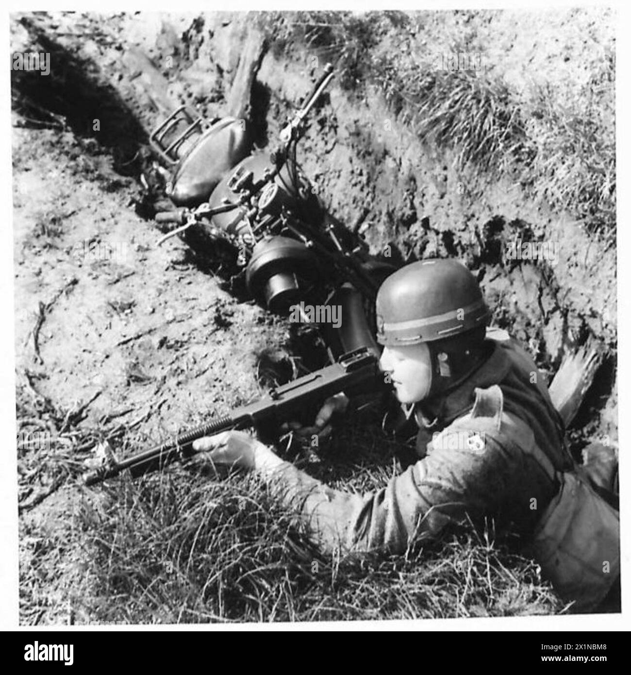 Il personale dell'esercito britannico assegnato alle unità di carri armati riceve addestramento in fieldcraft per nascondere le motociclette e ingaggiare le forze nemiche, British Army. Foto Stock