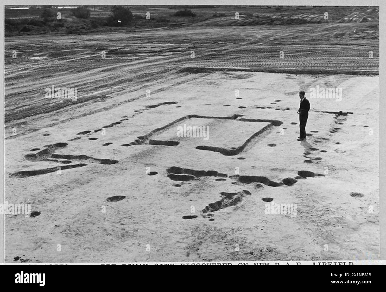 Gli scavi in un nuovo campo d'aviazione della RAF hanno portato alla luce un sito pre-romano dell'età del ferro, tra cui fondazioni circolari di capanne e un piccolo tempio quadrato, datato circa 400 a.C. Foto Stock