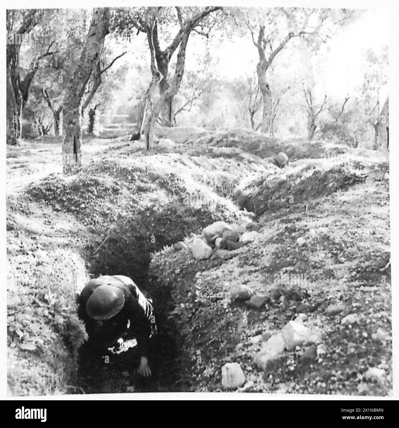 La pattuglia di ricognizione della Fifth Army avanza con cautela nelle trincee scavate dal nemico all'interno della Terra di No Man, mantenendo copertura e osservazione, British Army. Foto Stock