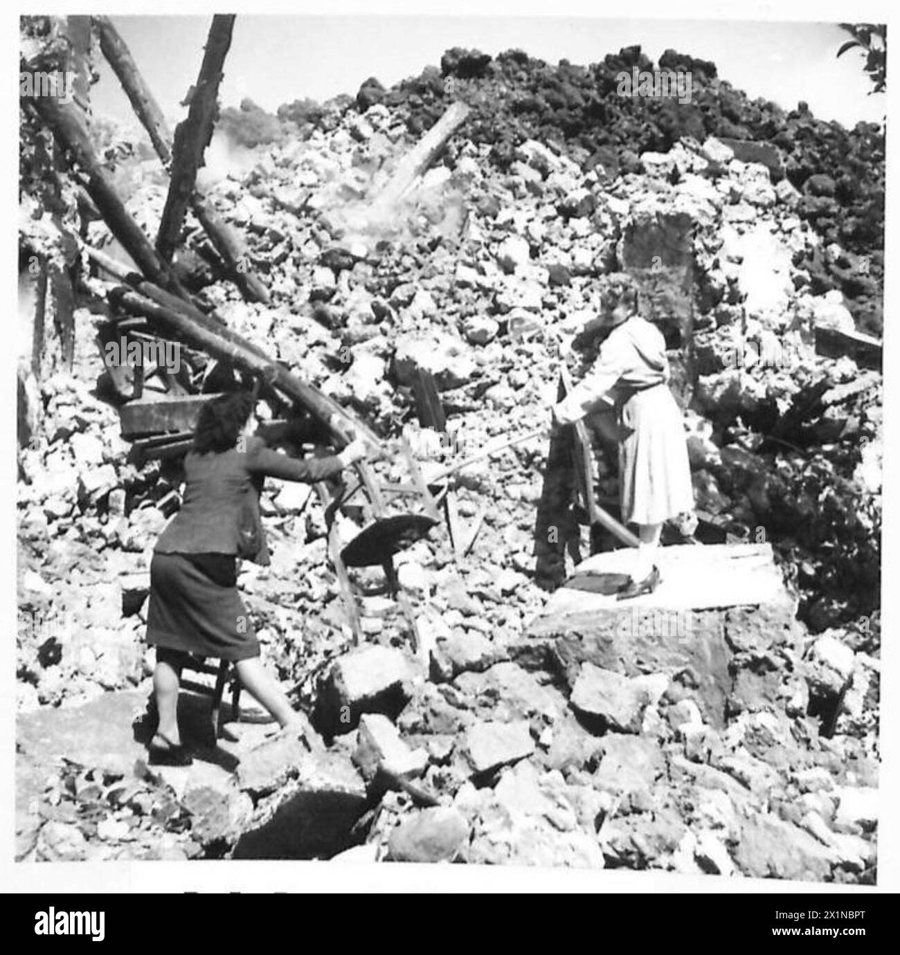 Due ragazze italiane recuperano i mobili dalla loro casa danneggiati dall'attività vulcanica nei pressi del Vesuvio, nell'area della Quinta Armata, Italia. Foto Stock