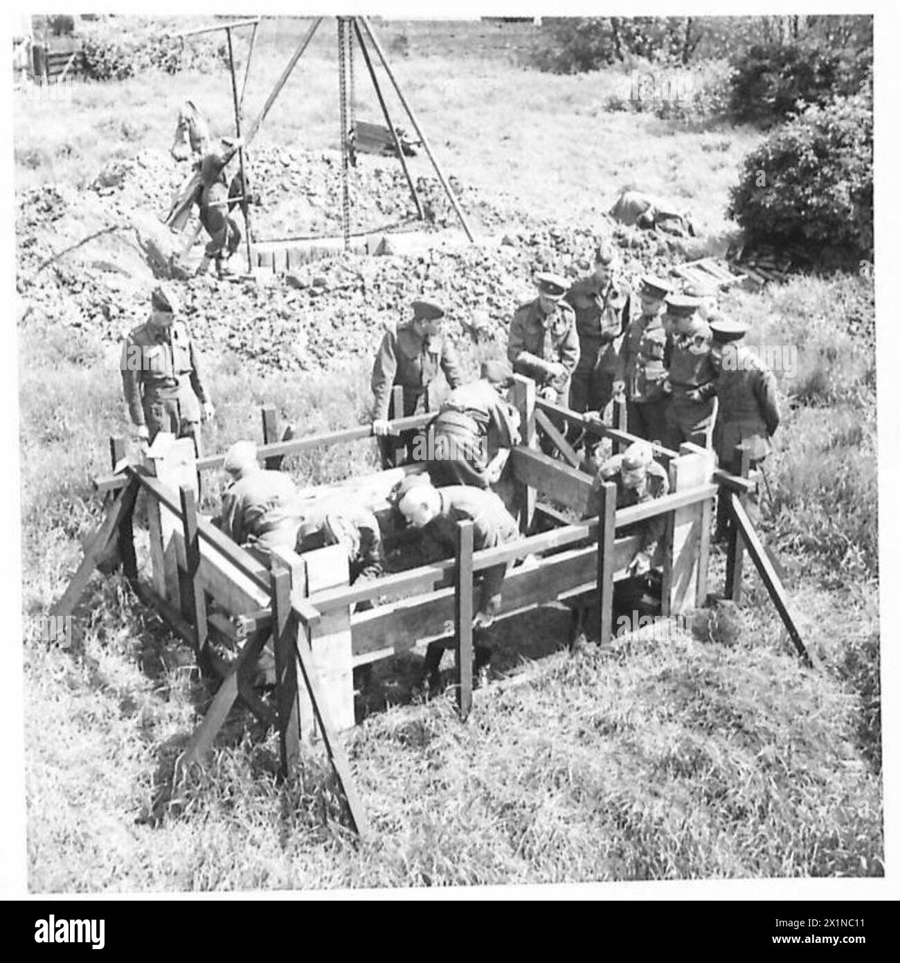 Le Home Guards esercitano tecniche di smaltimento delle bombe utilizzando una struttura di addestramento in legno per imparare la costruzione di travi di supporto per lo scavo di pozzi, British Army. Foto Stock