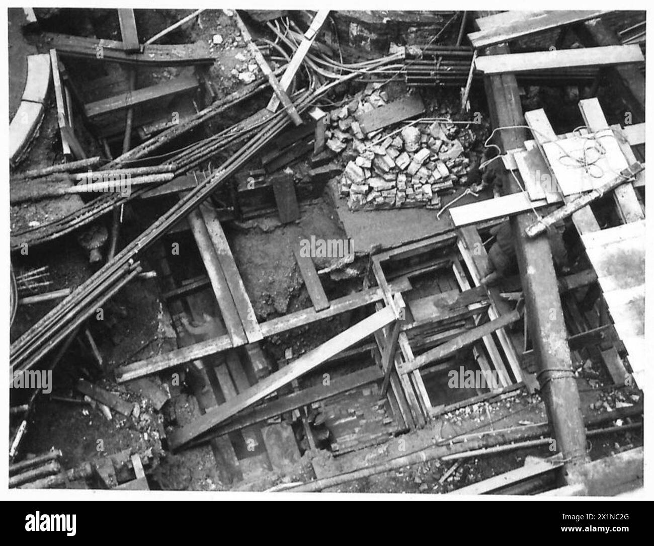 I Royal Engineers riparano i danni da bombe in una metropolitana fuori dalla Bank of England, costruendo un ponte stradale temporaneo sul cratere, ripulendo i detriti e garantendo l'accesso. Foto Stock