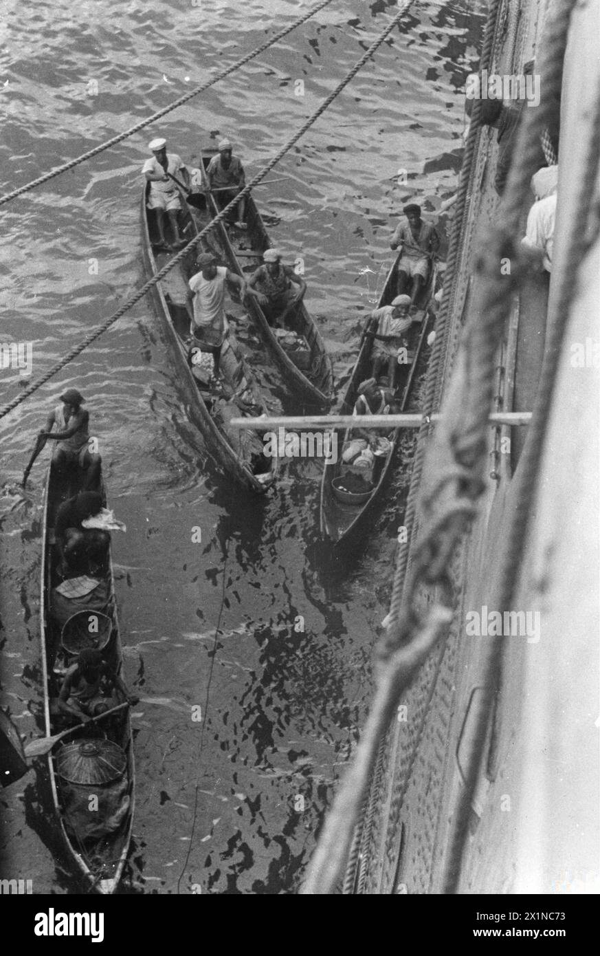 Le barche da frutta locali attraggono accanto a un trasporto di truppe durante un convoglio africano nell'agosto 1941. Foto Stock