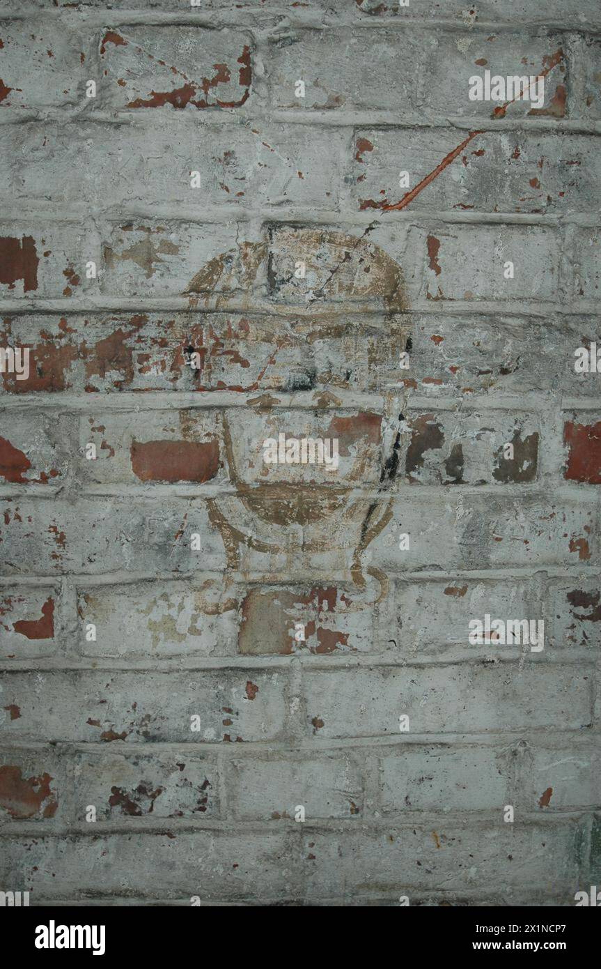 Un disegno quasi cancellato della testa di un uomo sulla parete centrale del bagno nel forte XI allo Stalag XXA a Toruń, in Polonia, senza disegni aggiuntivi su questo muro. Foto Stock Un disegno quasi cancellato della testa di un uomo sulla parete centrale del bagno nel forte XI allo Stalag XXA a Toruń, in Polonia, senza disegni aggiuntivi su questo muro. Foto Stock