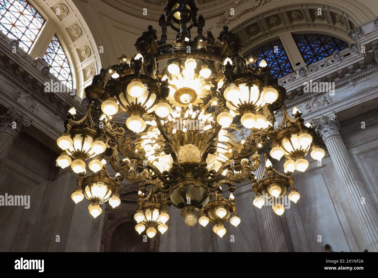 Buenos Aires, Argentina, 17.04.2024, ammira un enorme lampadario in bronzo del peso di 2.054 chili e della misura di 5,20 metri di altezza e 2,90 metri di diamante Foto Stock