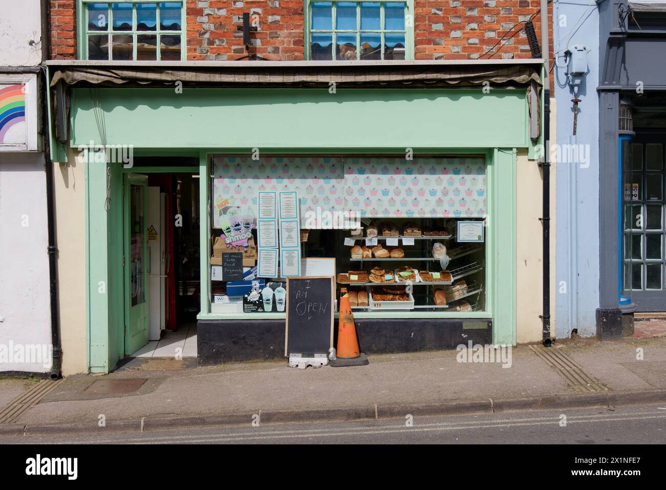 Sheffords Bakery, negozio con prodotti da forno alla finestra e cartellone pieghevole davanti a Faringdon, Oxfordshire, Inghilterra Foto Stock