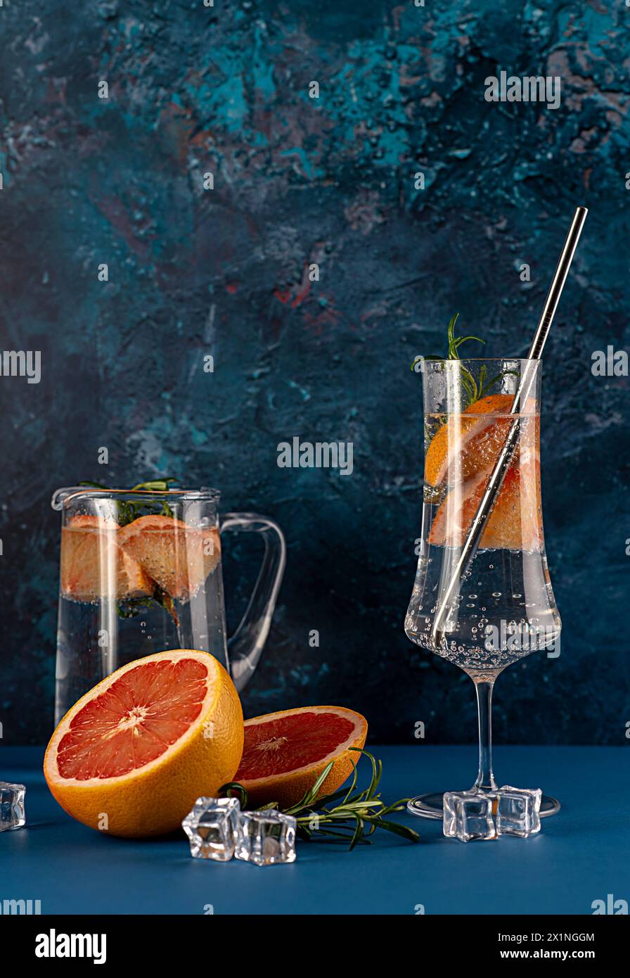 Fotografia a vuoto di bibite gassate con pompelmo, rosmarino, cocktail, rum, gin, tonico, frutta; ghiaccio, bevanda gassata, rinfresco, bevande, liquide; acqua; t Foto Stock