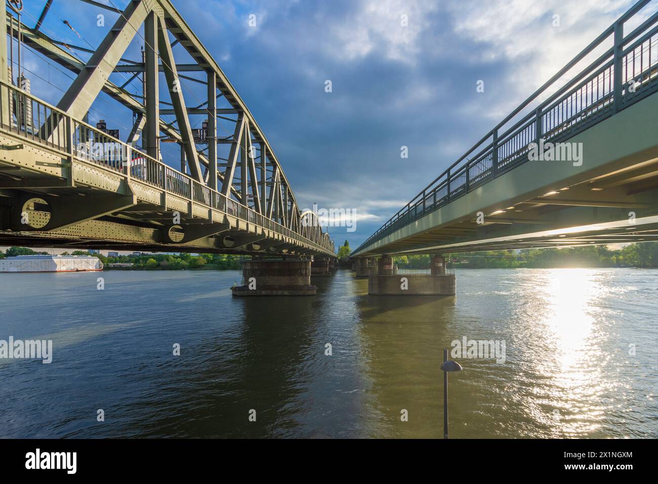 Vienna: fiume Donau (Danubio), ponte Nordbahnbrücke, ponte Georg-Danzer-Steg con la U6-Donaubrücke a destra) in 20. Brigittenau, Wien, Austria Foto Stock