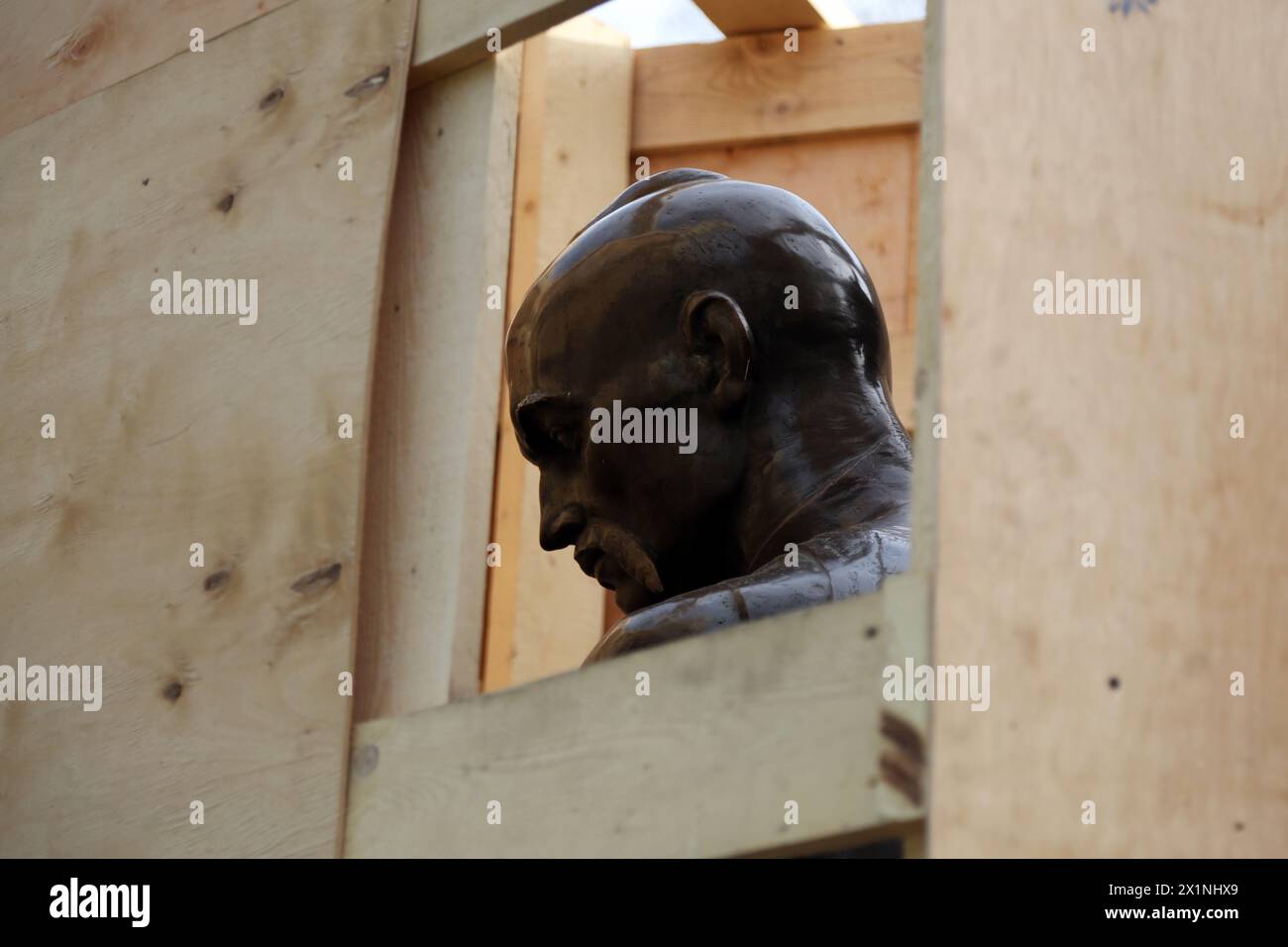 Monumento ad Antin Holovaty visto nella piazza Starobazarny nelle strutture difensive. Secondo il programma dell'UNESCO per la conservazione del patrimonio culturale dell'Ucraina, durante la guerra in corso con la Federazione russa, è stato deciso di coprire il monumento a Antin Holovaty in strutture protettive che lo salveranno da possibili distruzioni dai bombardamenti.Antin Holovaty o Anton Golovaty era un importante leader cosacco zaporozhiano che dopo la distruzione del Sich zaporozhiano fu una figura chiave nella formazione del cosacco del Mar Nero host e il loro successivo reinsediamento nel Kuban Regi Foto Stock