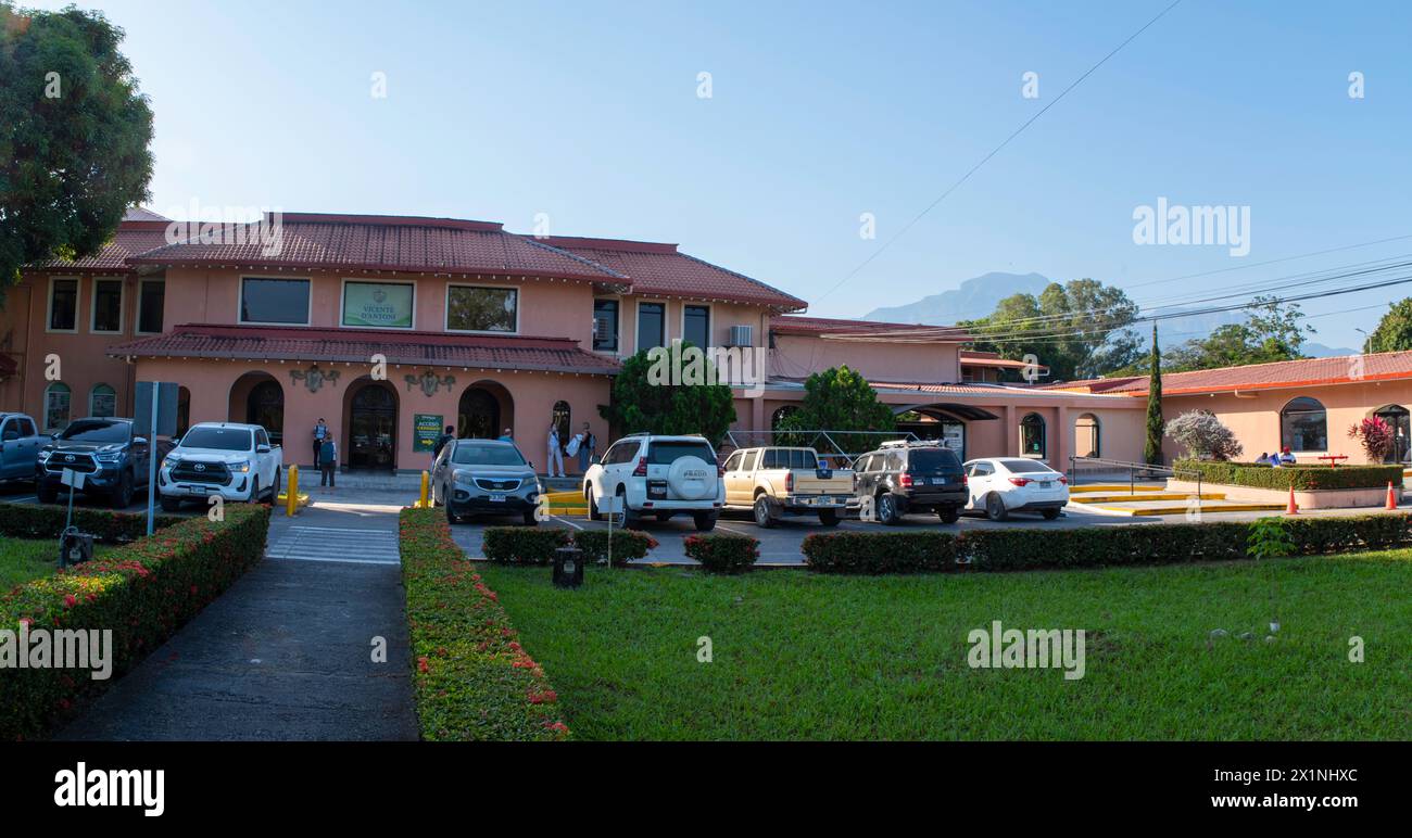 Foto panoramica dell'ospedale Vicente d'Antoni a la Ceiba, Honduras, in una bella mattinata. Foto Stock