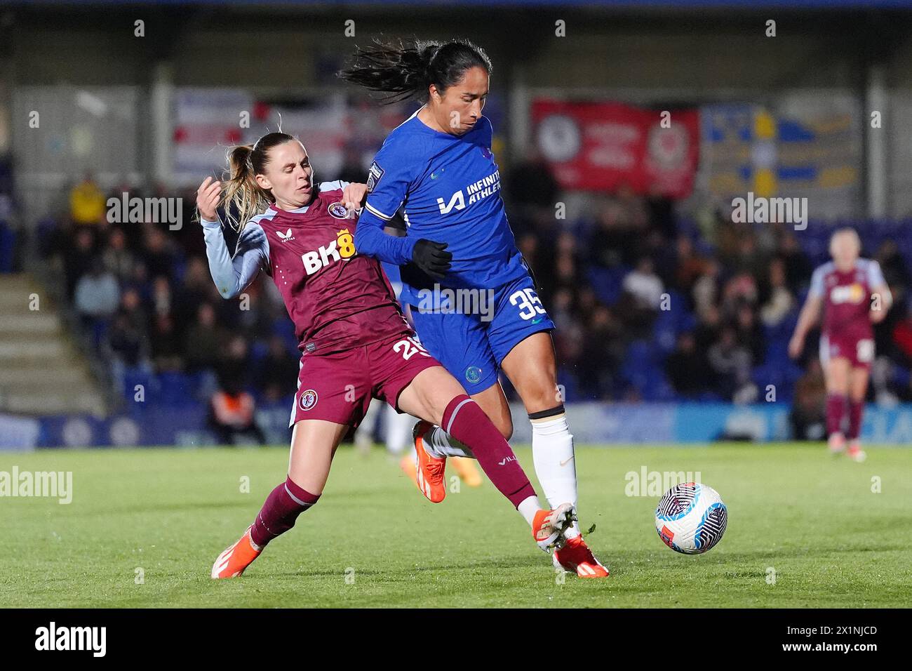 Noelle Maritz di Aston Villa (a sinistra) e Mayra Ramirez di Chelsea si battono per il pallone durante il Barclays Women's Super League match a Kingsmeadow, Londra. Data foto: Mercoledì 17 aprile 2024. Foto Stock