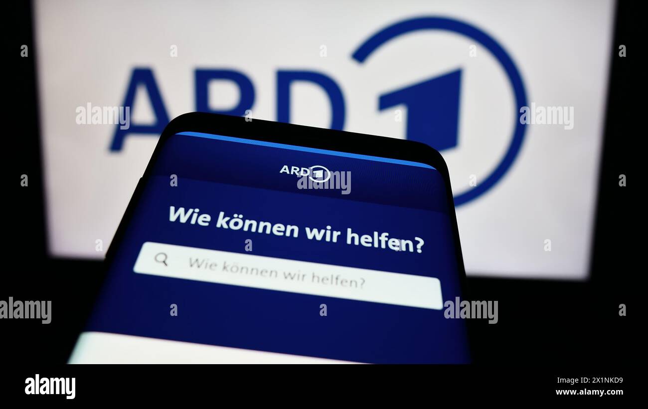 Telefono cellulare con sito web dell'ente tedesco di radiodiffusione pubblico ARD davanti al logo. Mettere a fuoco in alto a sinistra sul display del telefono. Foto Stock