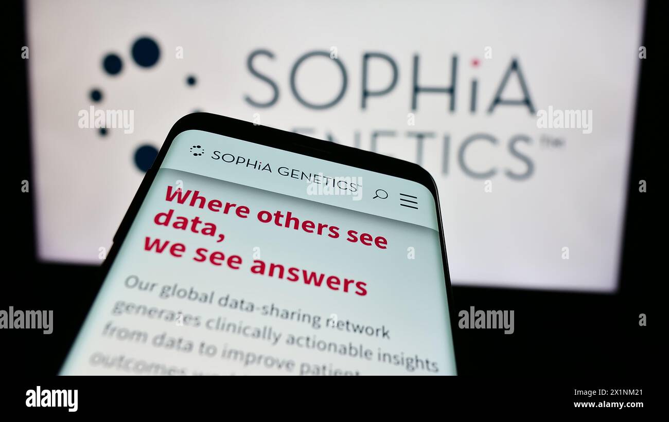 Telefono cellulare con sito web della società svizzera di software per la salute Sophia Genetics SA davanti al logo aziendale. Mettere a fuoco in alto a sinistra sul display del telefono. Foto Stock