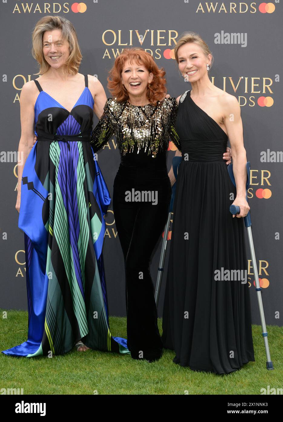 La foto deve essere accreditata ©Alpha Press 078237 14/04/2024 Janie Dee, Bonnie Langford e Joanna Riding agli Olivier Awards 2024 di Londra. Foto Stock