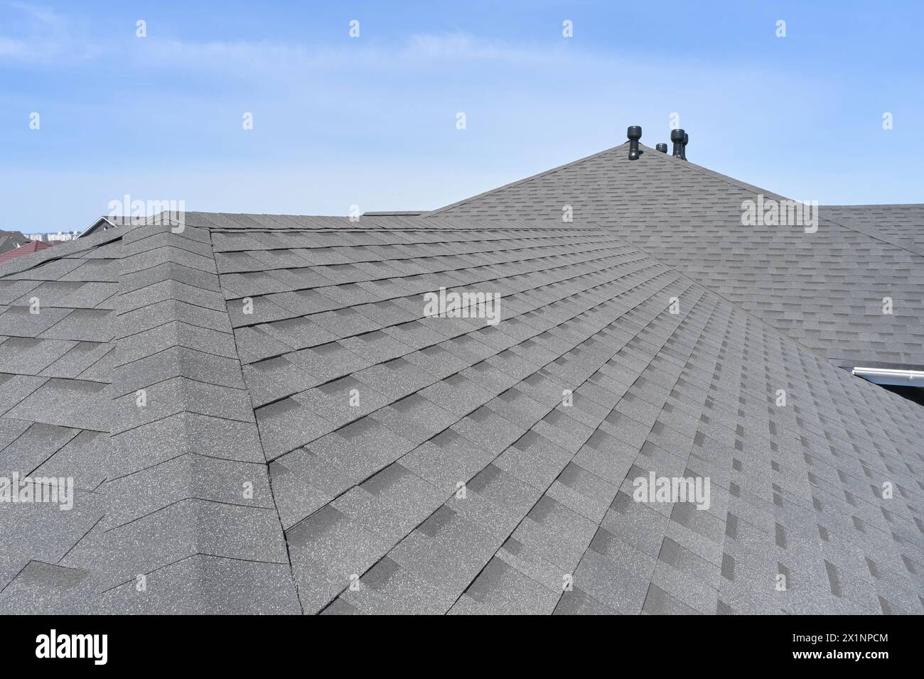 Tetto di casa di lusso con tegole di asfalto. Foto Stock