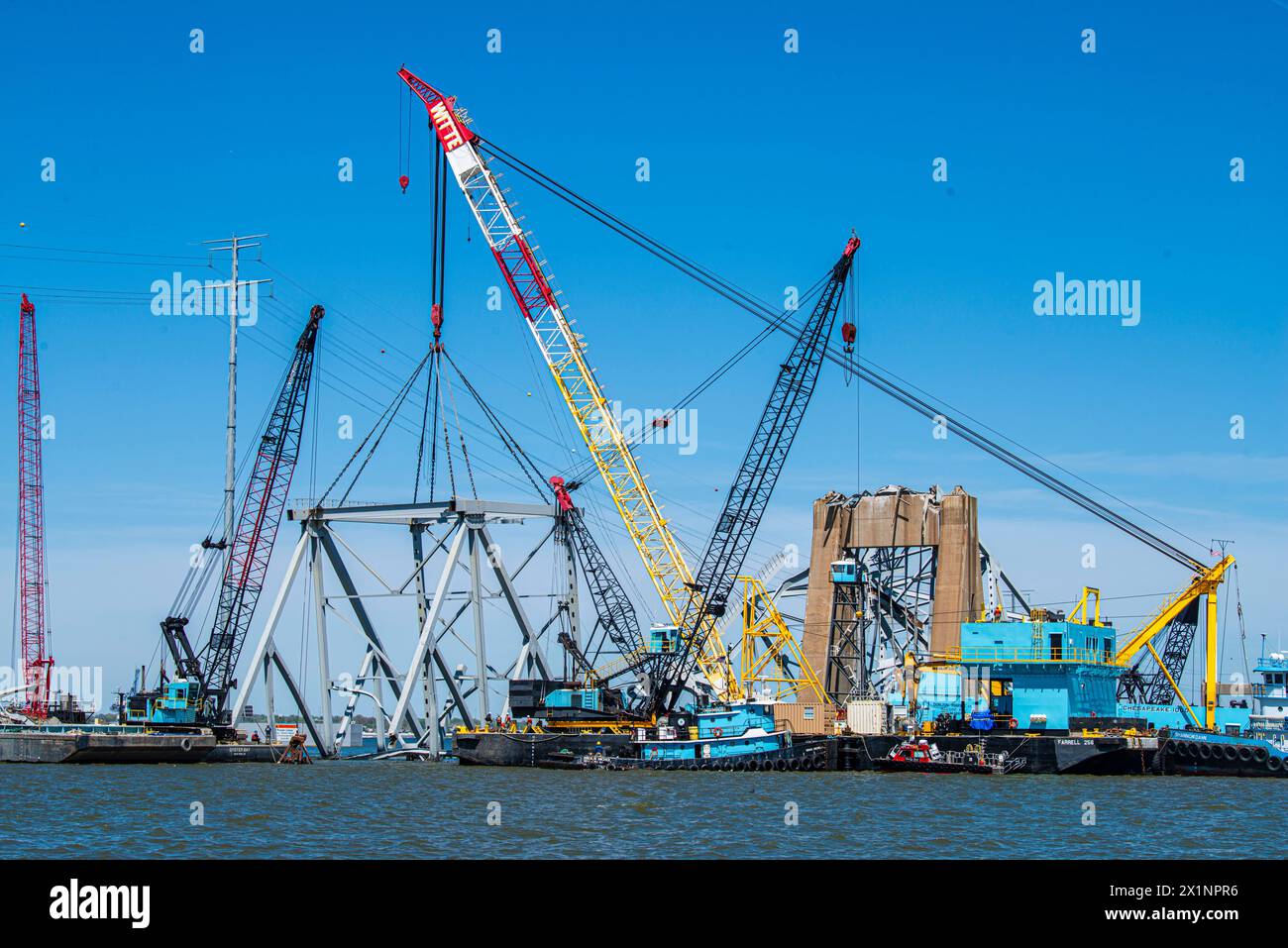 Dundalk, Stati Uniti d'America. 16 aprile 2024. Dundalk, Stati Uniti d'America. 16 aprile 2024. Gli operatori di salvataggio dell'Unified Command utilizzano la chiatta con gru Chesapeake 1000 per spostare una porzione di capriate d'acciaio da 300 tonnellate dal crollato Francis Scott Key Bridge bloccando il canale di Fort McHenry, il 16 aprile 2024, vicino a Dundalk, Maryland. Il ponte fu colpito dalla nave portacontainer di 984 piedi il 26 marzo e crollò uccidendo sei lavoratori. Credito: PO2 Ronald Hodges/US Coast Guard/Alamy Live News Foto Stock