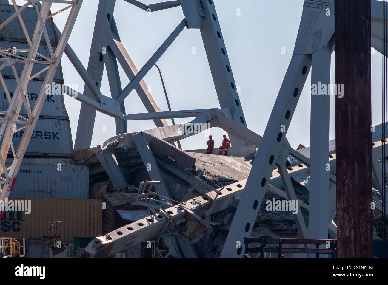 Dundalk, Stati Uniti d'America. 16 aprile 2024. Dundalk, Stati Uniti d'America. 16 aprile 2024. Gli operatori di salvataggio dell'Unified Command si fermano durante il lavoro per rimuovere una sezione di capriata d'acciaio dal crollato Francis Scott Key Bridge sul canale di Fort McHenry, il 16 aprile 2024, vicino a Dundalk, Maryland. Il ponte fu colpito dalla nave container MV Dali di 984 piedi il 26 marzo e crollò uccidendo sei lavoratori. Crediti: Dylan Burnell/US Army/Alamy Live News Foto Stock