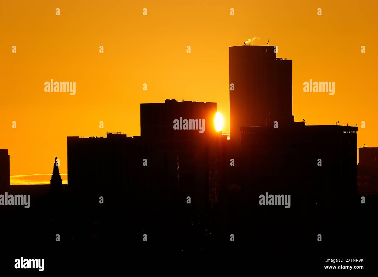 Silhouette dello skyline di Leeds City durante l'alba nel West Yorkshire, Regno Unito Foto Stock