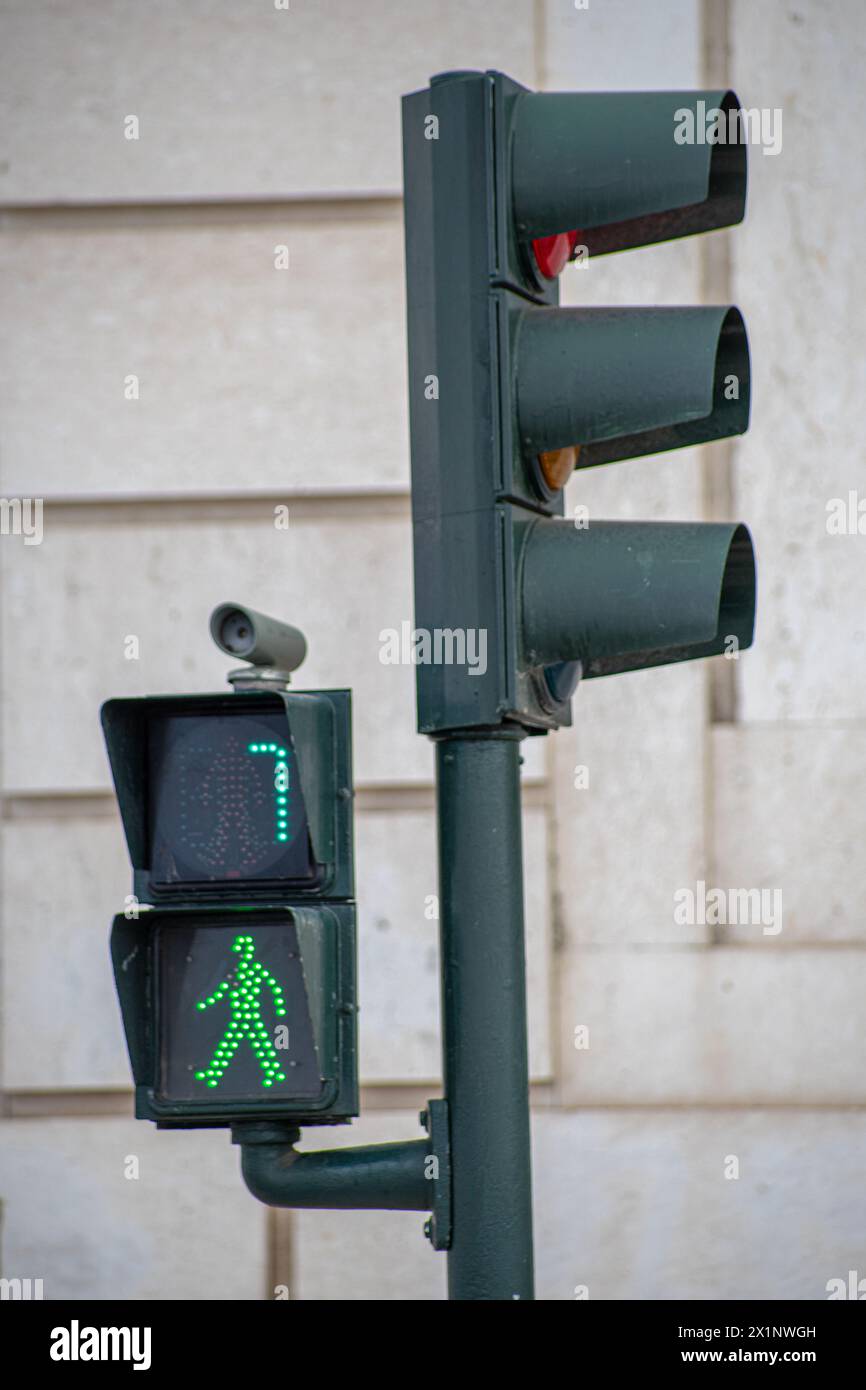 Semaforo verde per i pedoni che contano alla rovescia in 7 secondi a Lisbona Foto Stock