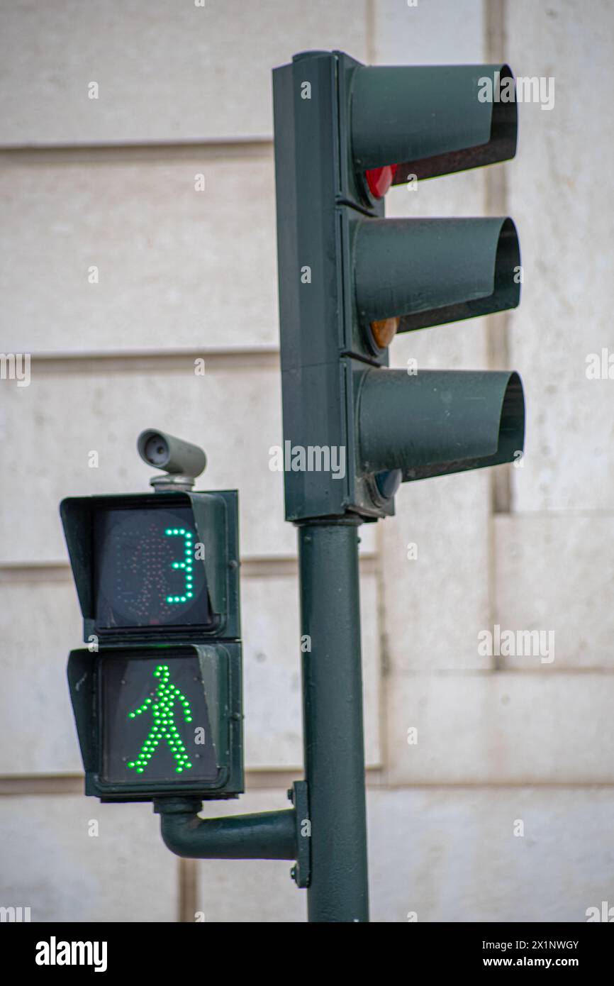 Semaforo verde per i pedoni che contano alla rovescia in 3 secondi a Lisbona Foto Stock