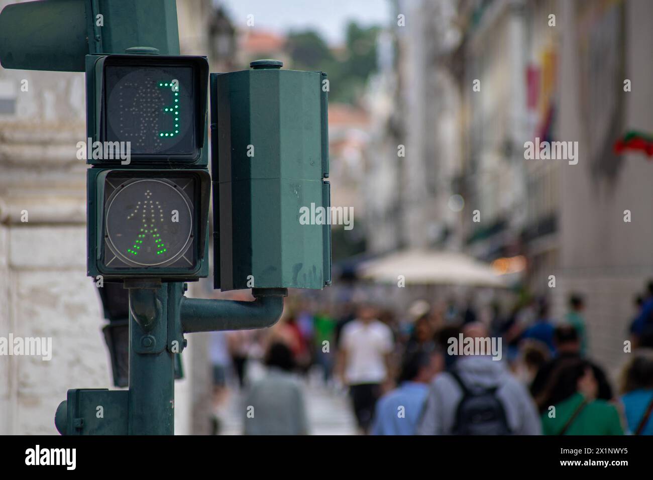 Semaforo verde per i pedoni che contano alla rovescia in 3 secondi a Lisbona Foto Stock