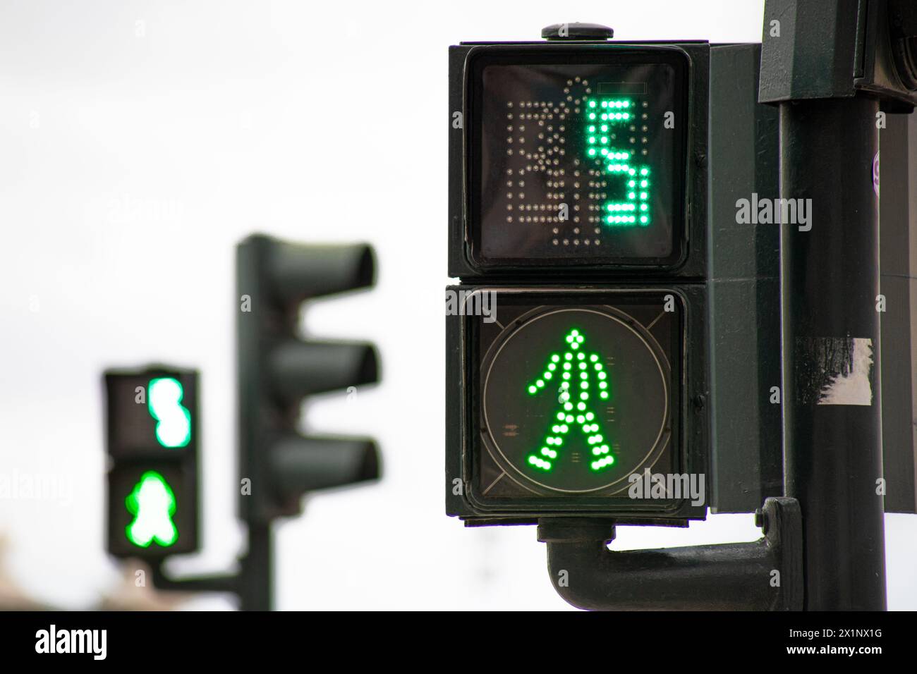 Semaforo verde per i pedoni che contano alla rovescia in 5 secondi a Lisbona Foto Stock