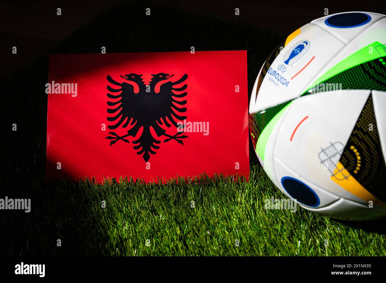 LIPSIA, GERMANIA, 17 APRILE 2024: Bandiera nazionale albanese e pallone ufficiale di calcio del torneo di calcio Euro 2024 in Germania piazzato su erba verde. BL Foto Stock